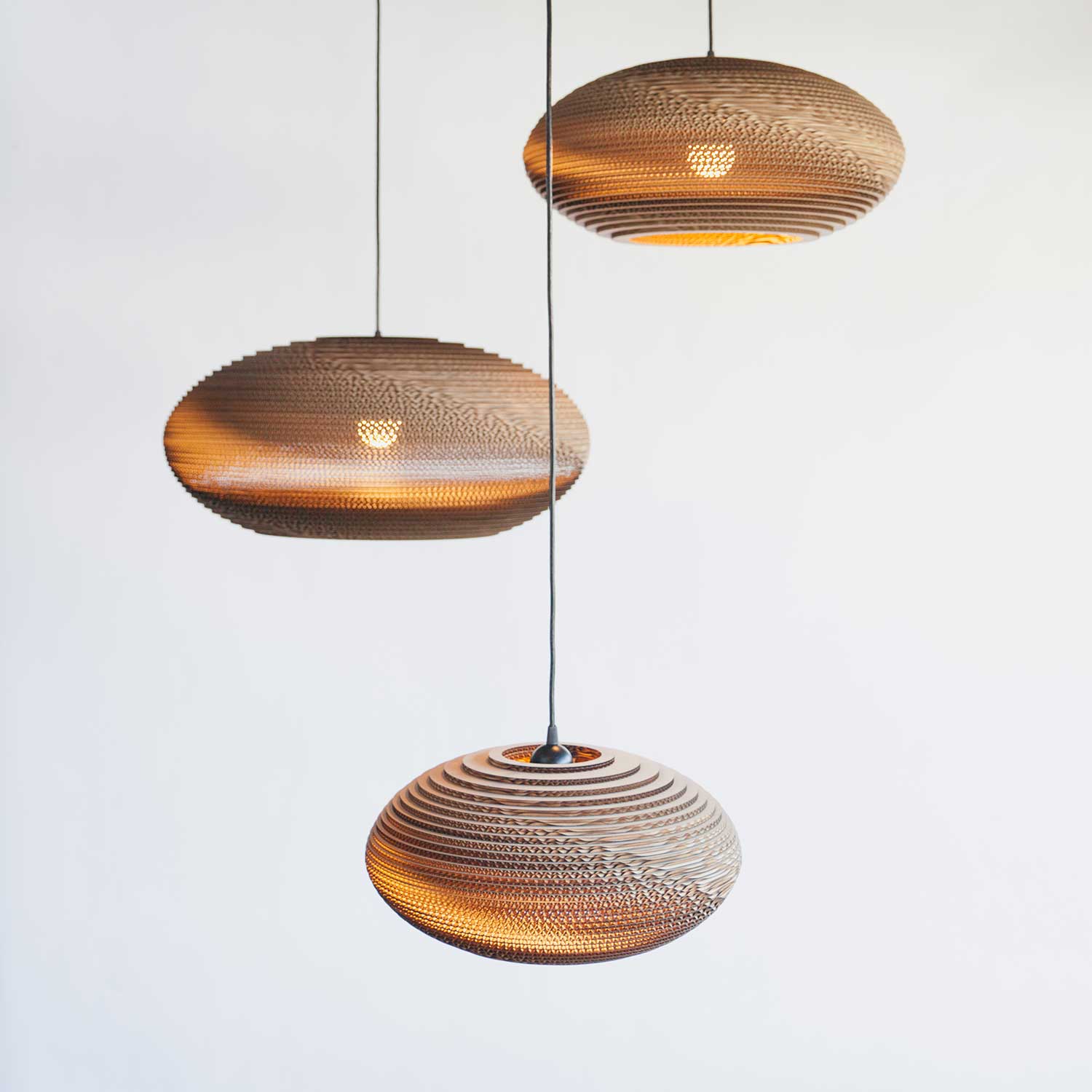 Scraplights Disc - Design suspension in corrugated cardboard for living room