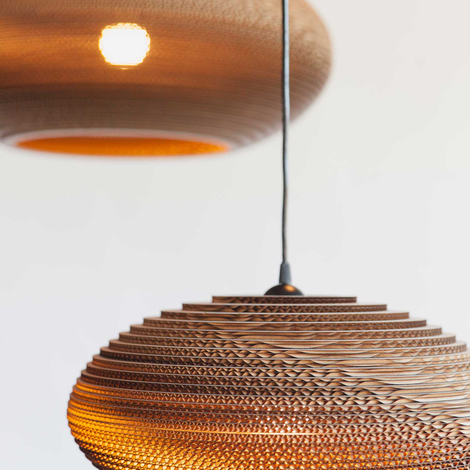 Scraplights Disc - Design suspension in corrugated cardboard for living room