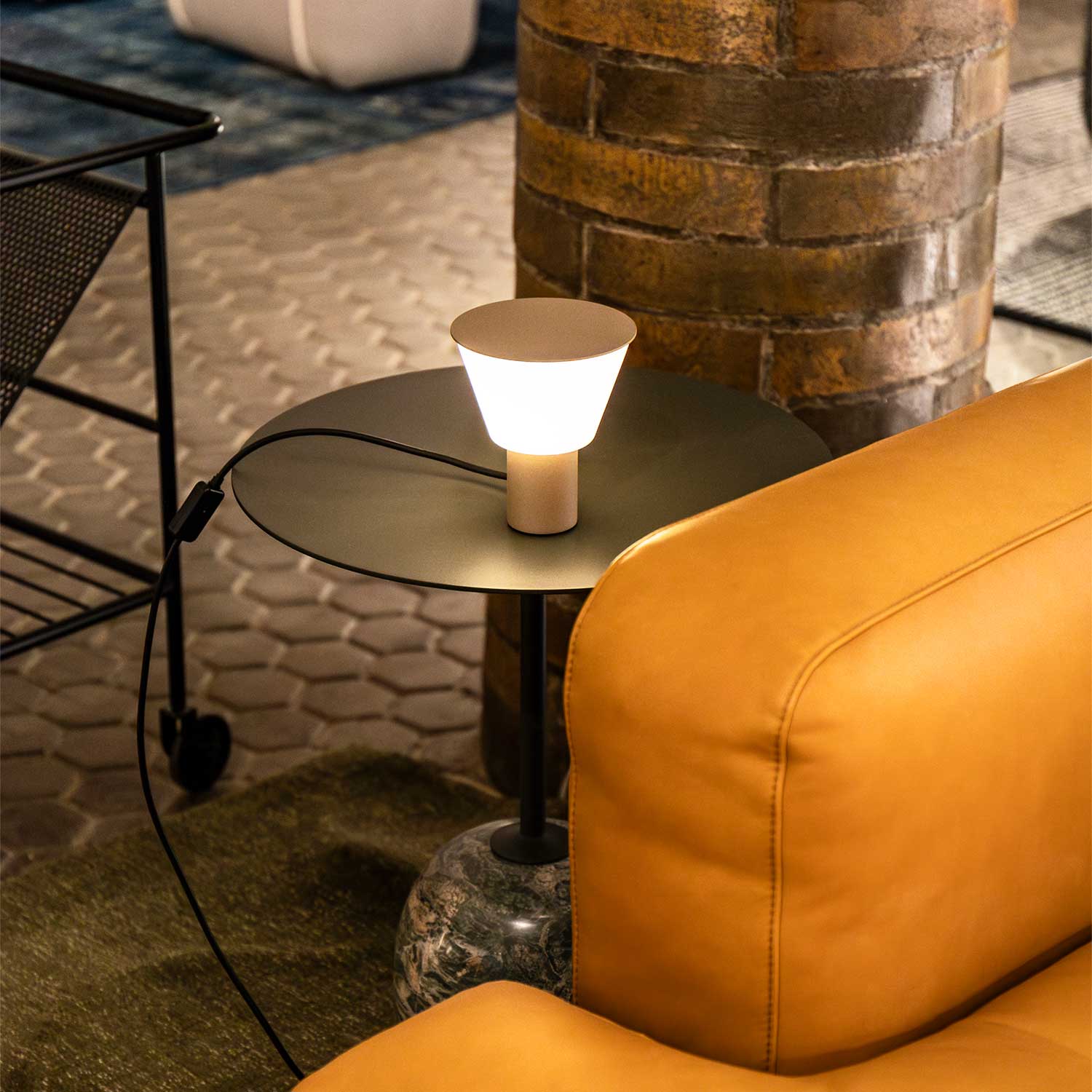 Belt - Lampe à poser LED design contemporain pour salon