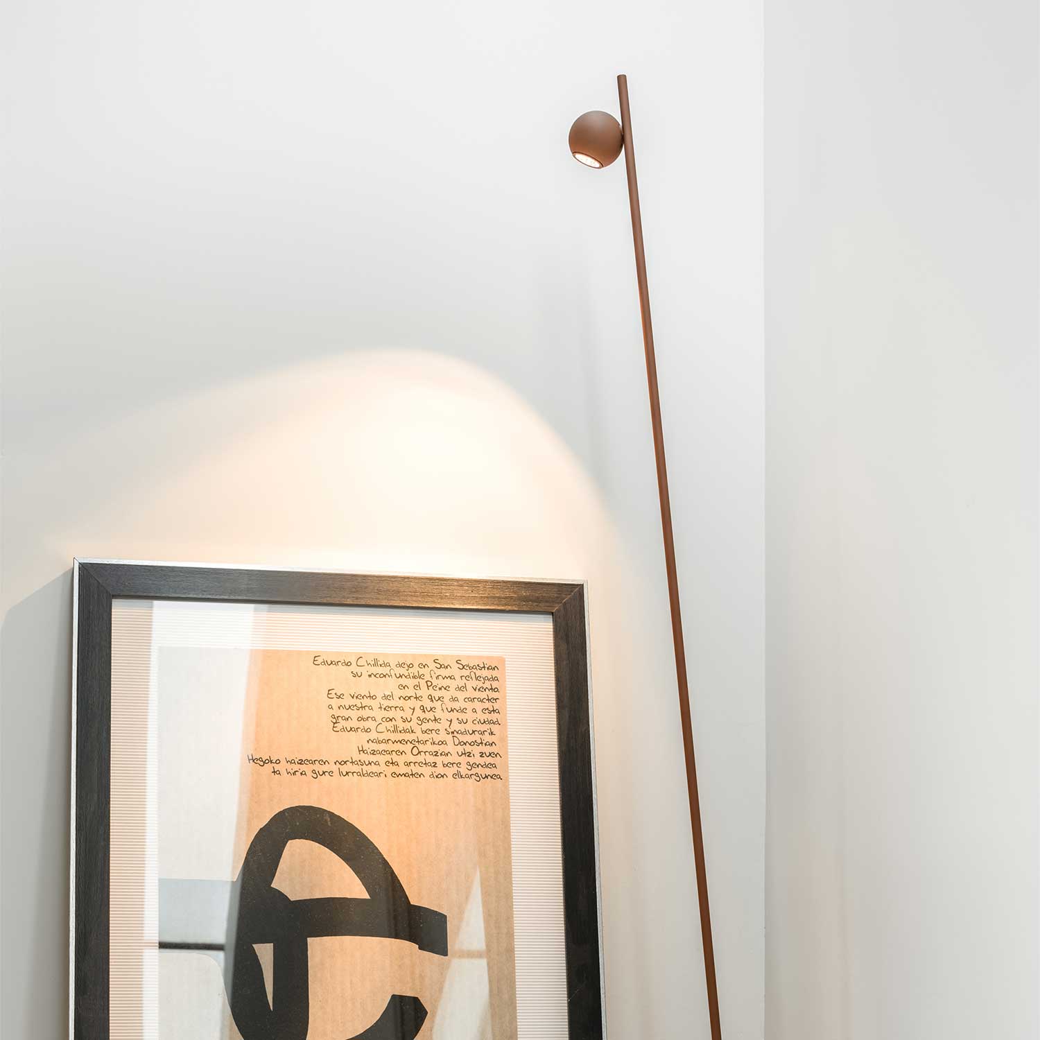 Компас - светодиодный торшер для гостиной в минималистском дизайне