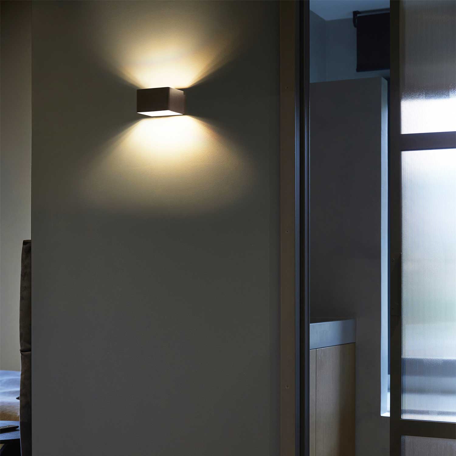 Frame - светильник-стойка для улицы с LED-дизайном