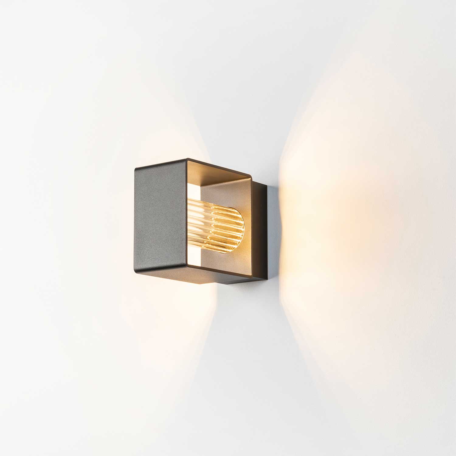 Frame - светильник-стойка для улицы с LED-дизайном