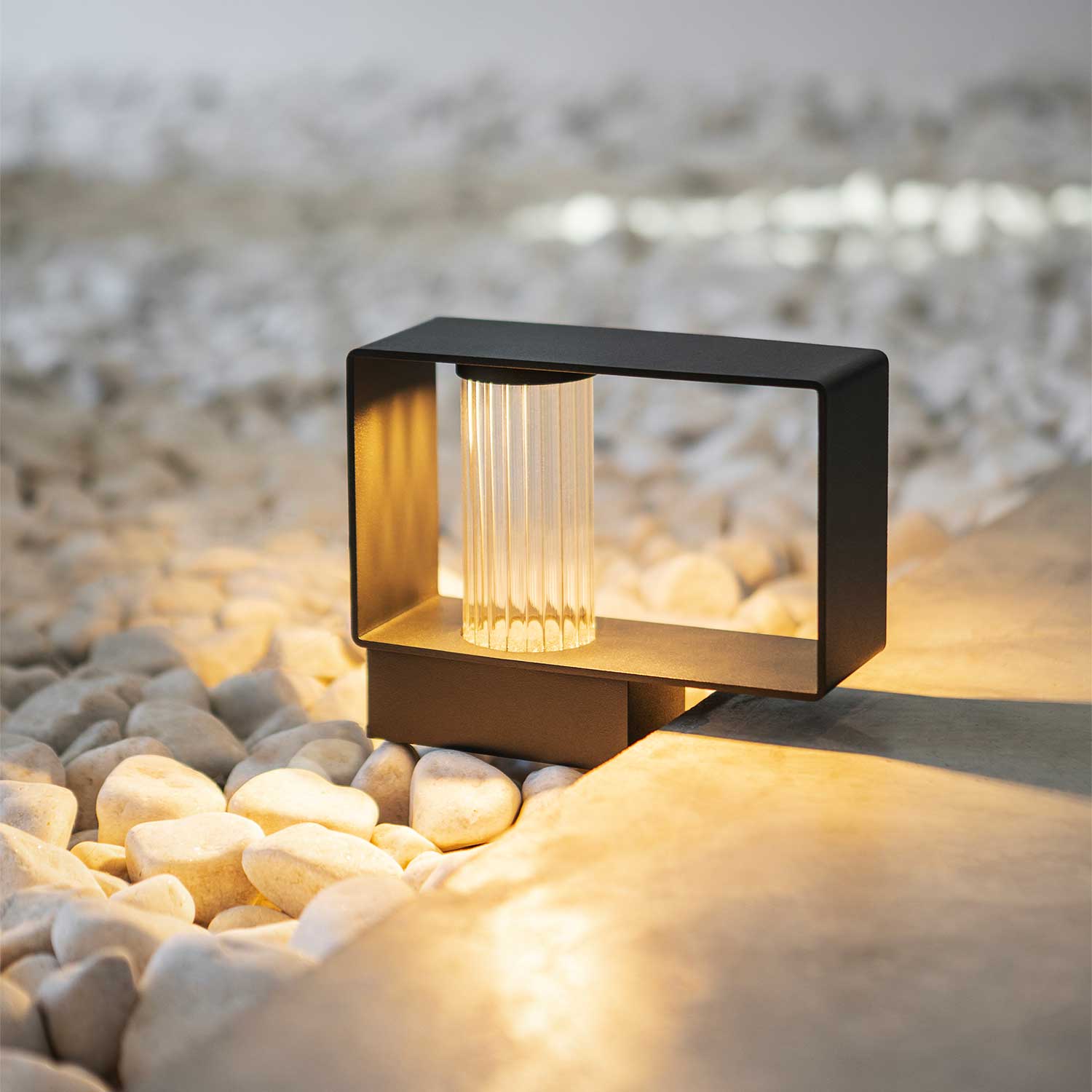 Frame - светильник-стойка для улицы с LED-дизайном