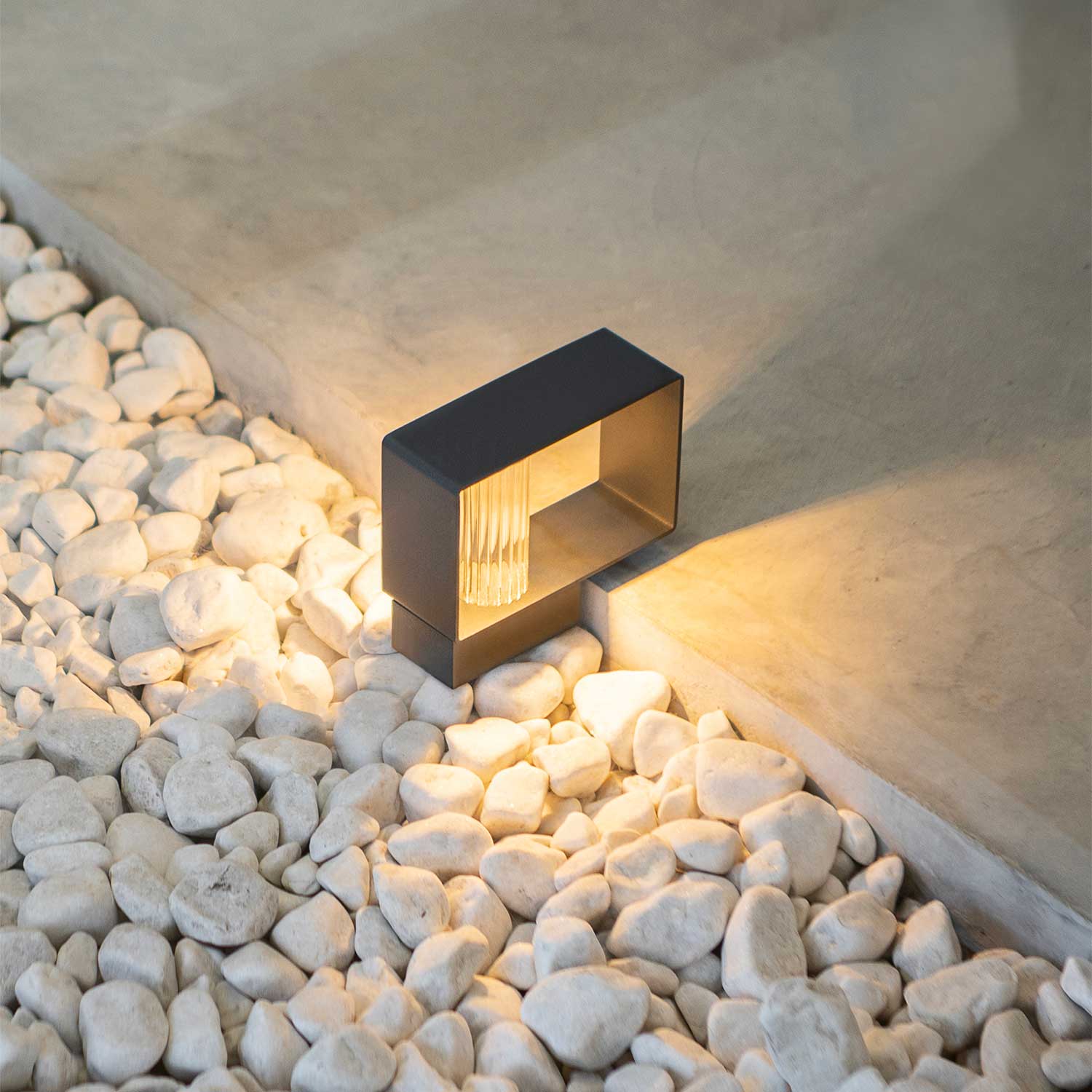 Frame - светильник-стойка для улицы с LED-дизайном