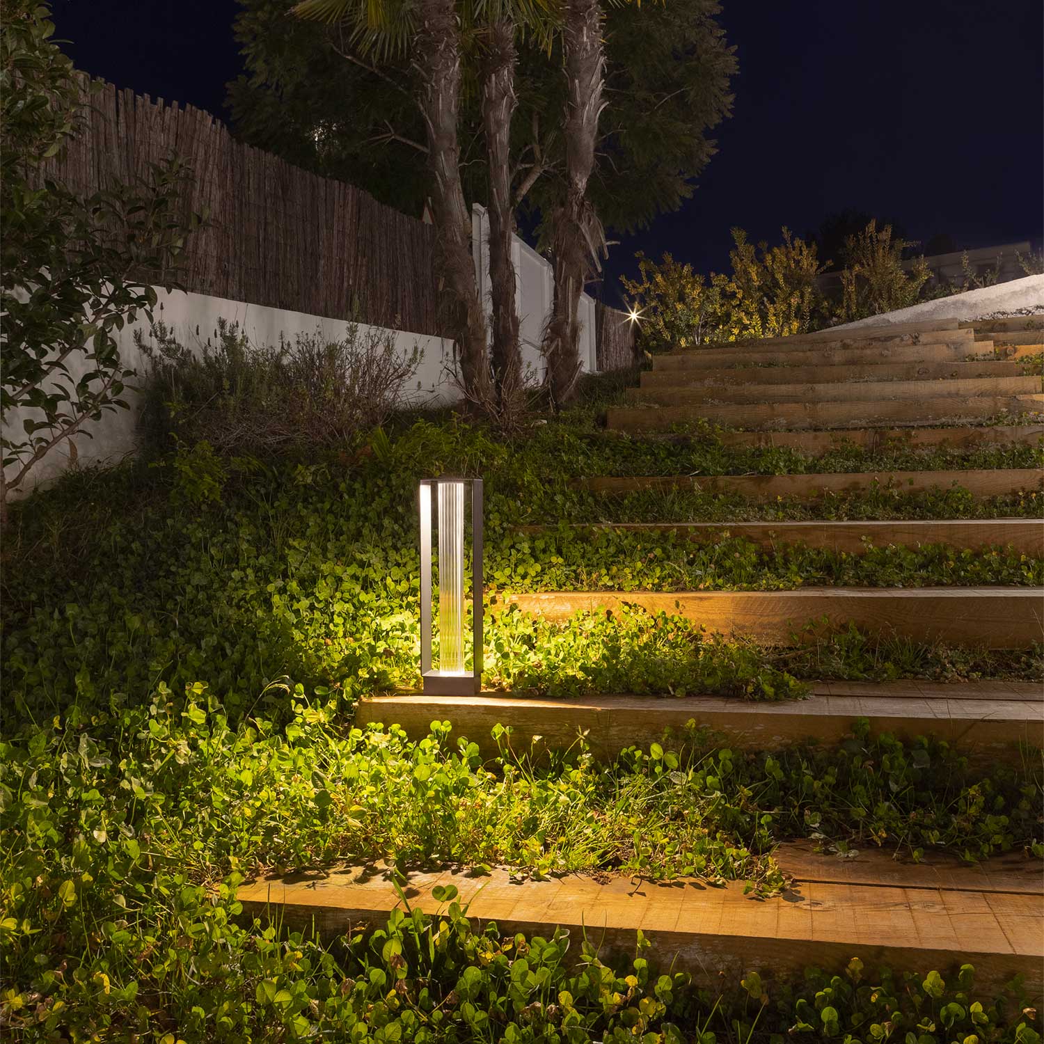 Frame - светильник-стойка для улицы с LED-дизайном