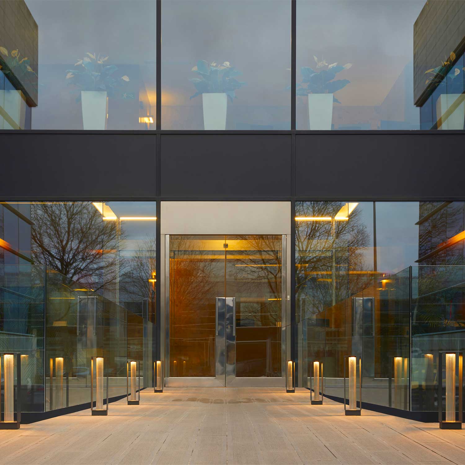 Frame - светильник-стойка для улицы с LED-дизайном