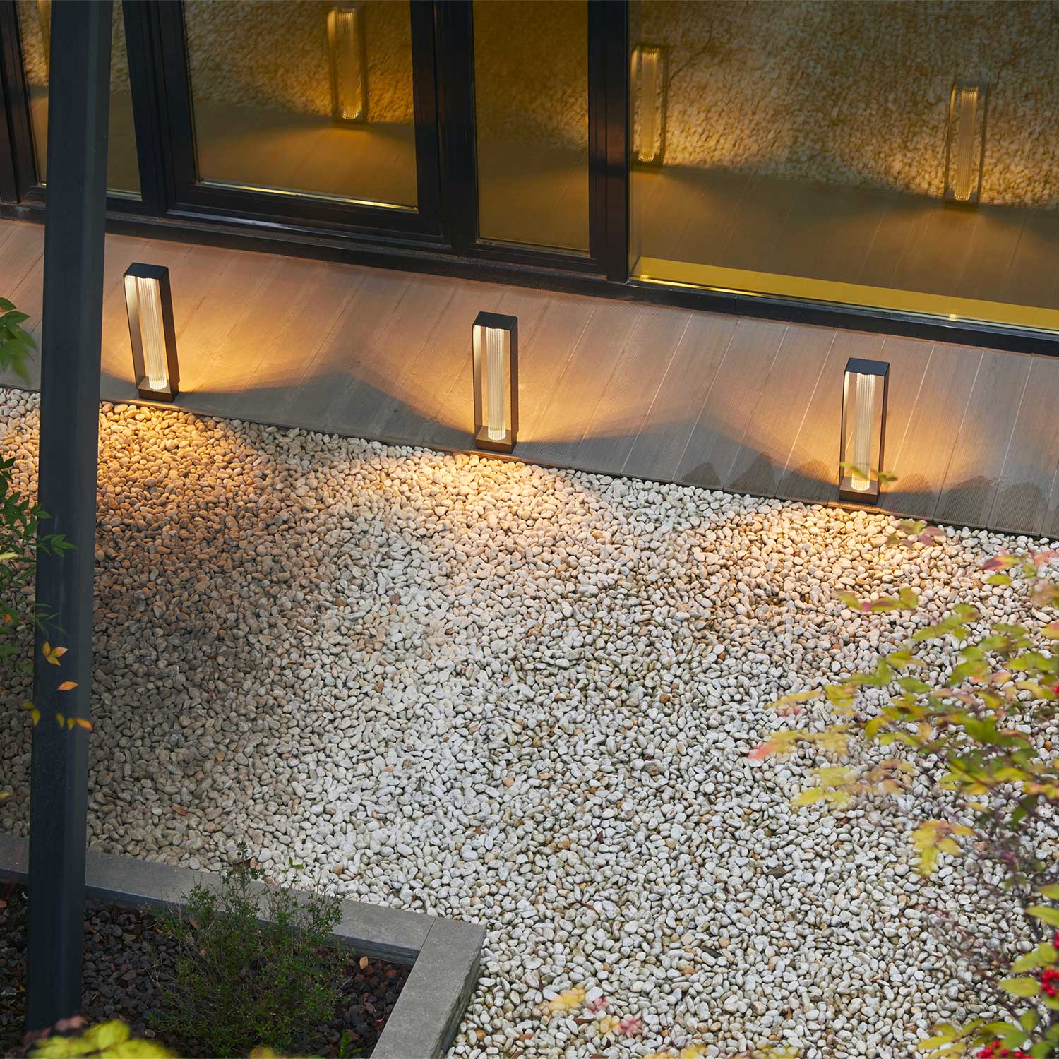 Frame - светильник-стойка для улицы с LED-дизайном