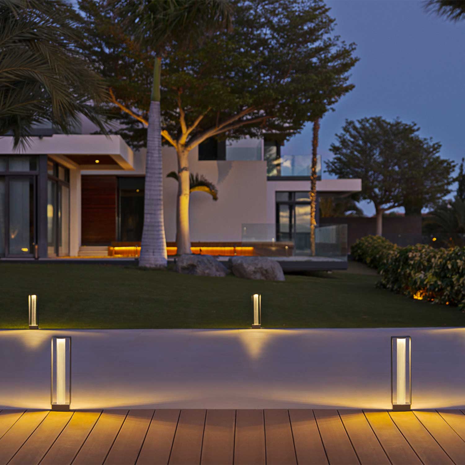 Frame - светильник-стойка для улицы с LED-дизайном