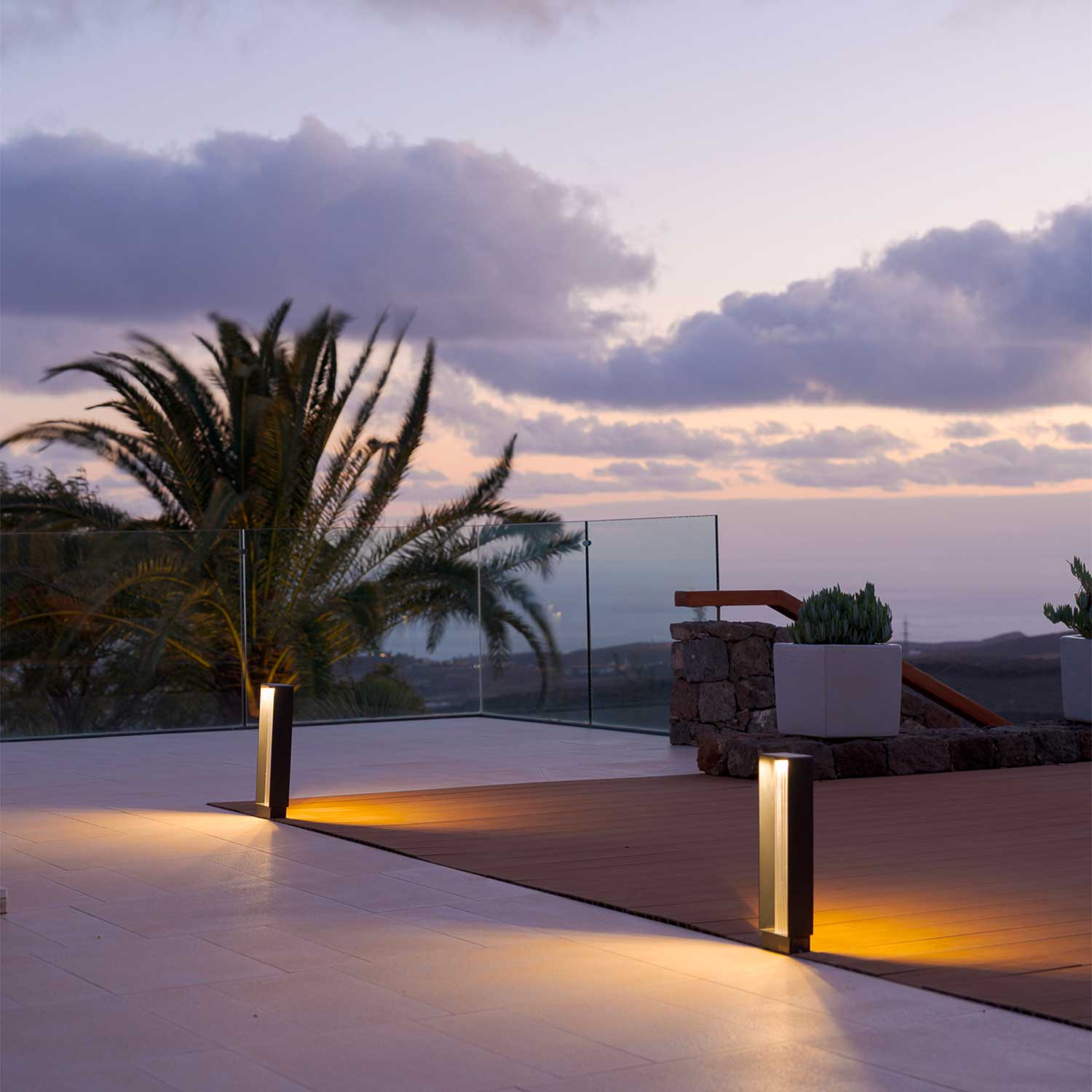 Frame - светильник-стойка для улицы с LED-дизайном