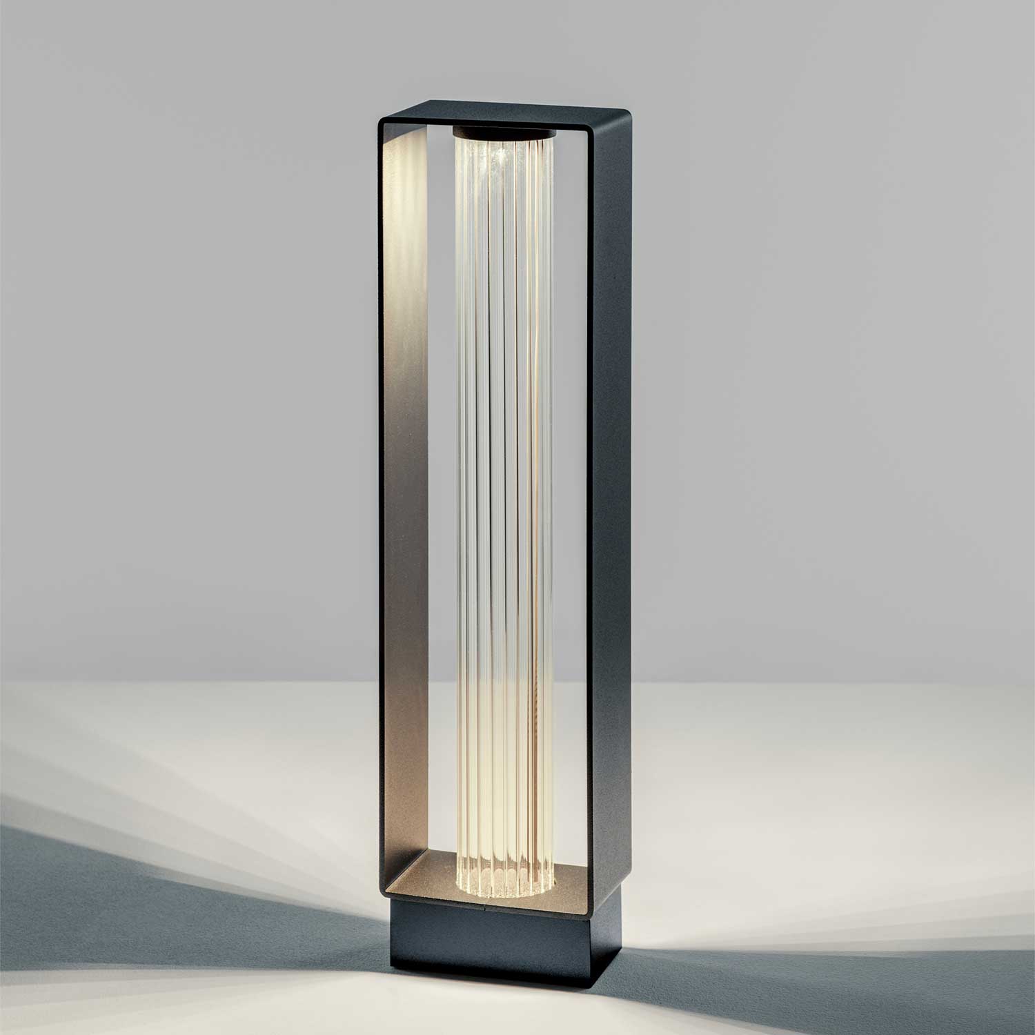 Frame - светильник-стойка для улицы с LED-дизайном