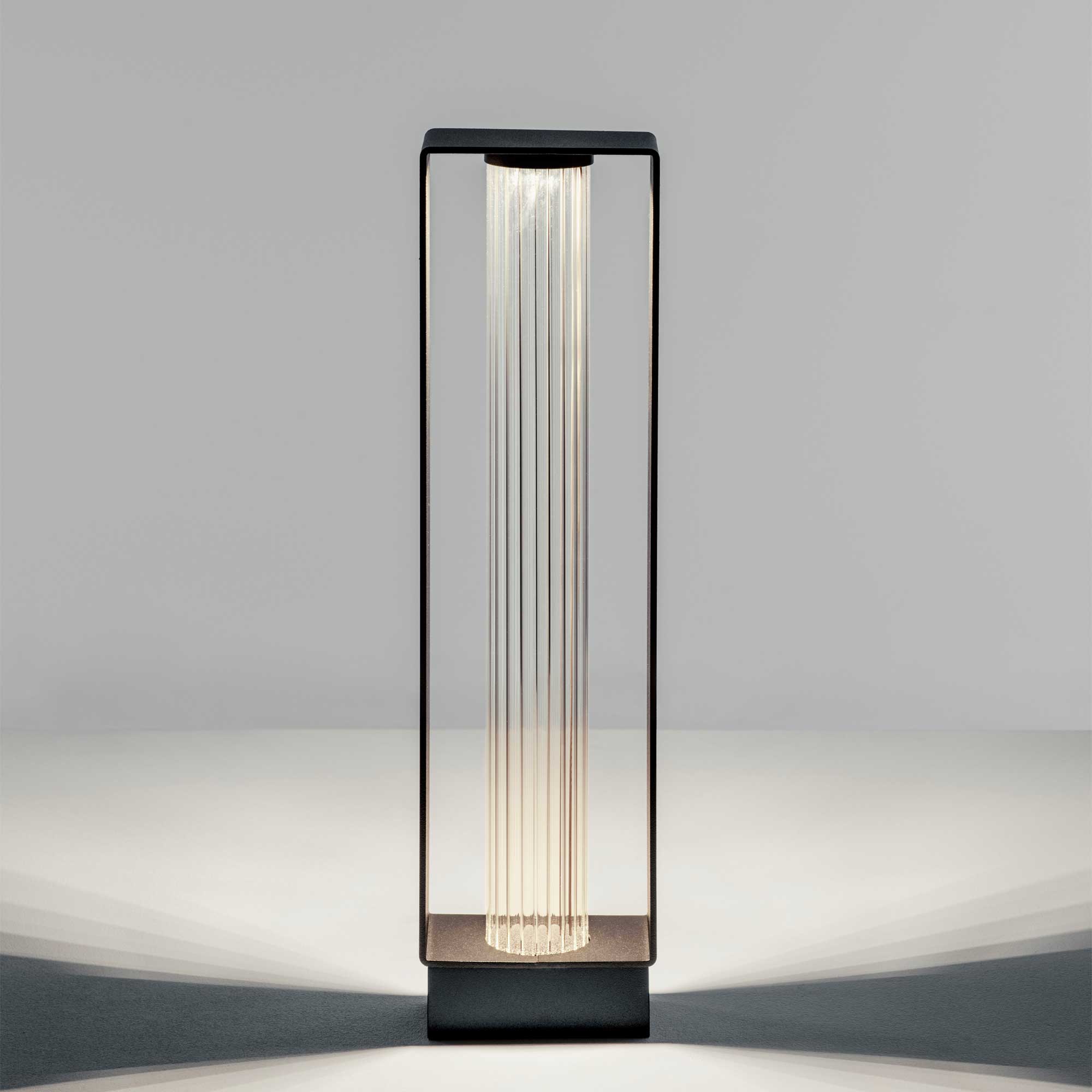 Frame - светильник-стойка для улицы с LED-дизайном