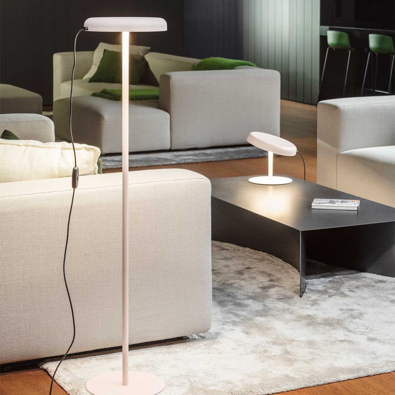 Mood - LED-Design-Stehlampe mit verstellbarem Lampenschirm