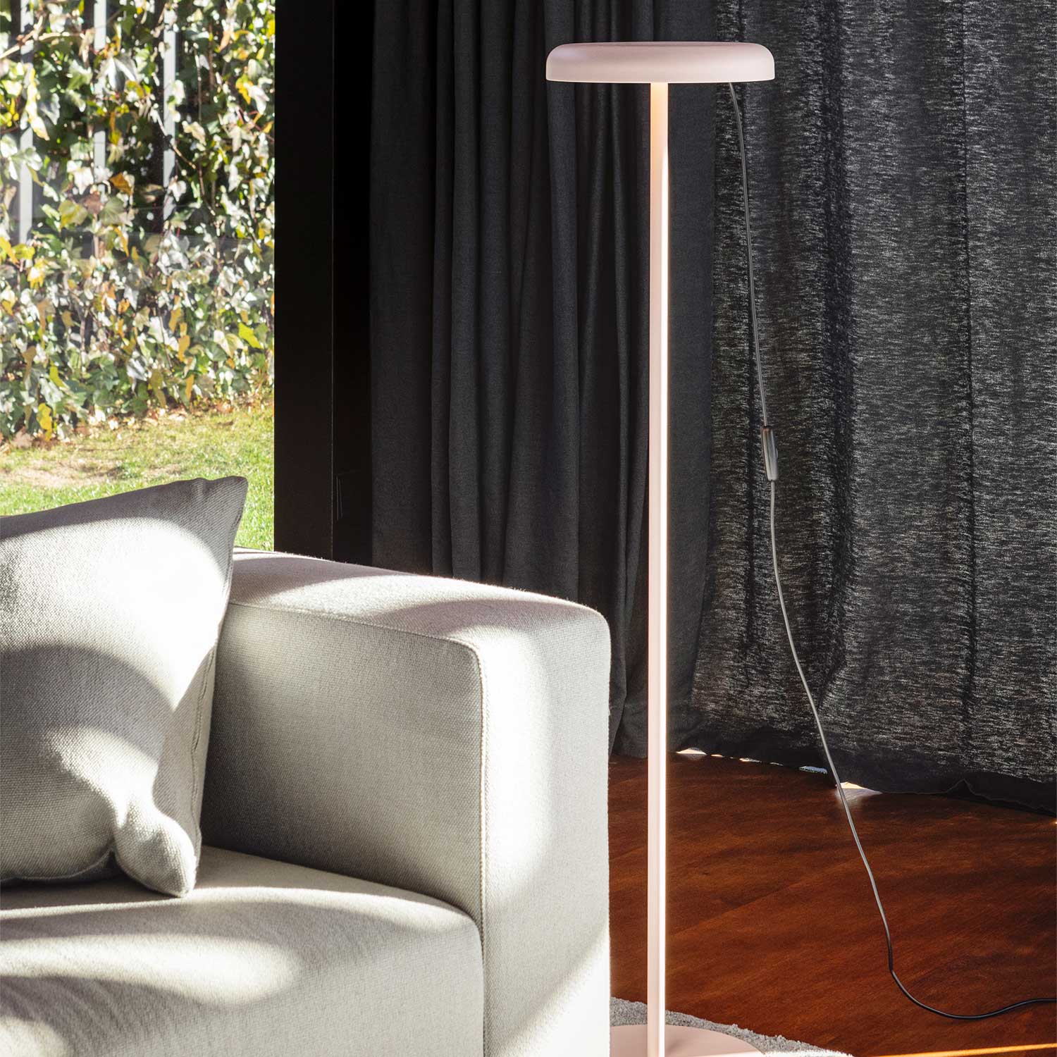 Mood - светодиодный дизайнерский торшер с регулируемым абажуром