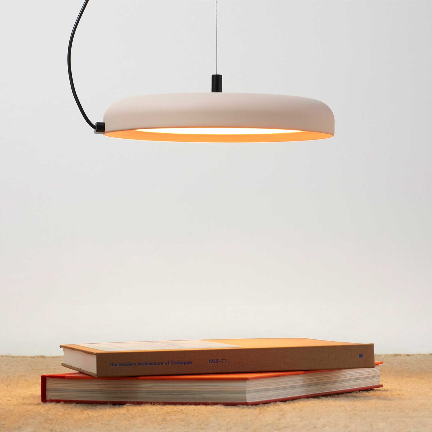 Mood - Круглая подвесная лампа из стали цвета нюд для современной спальни