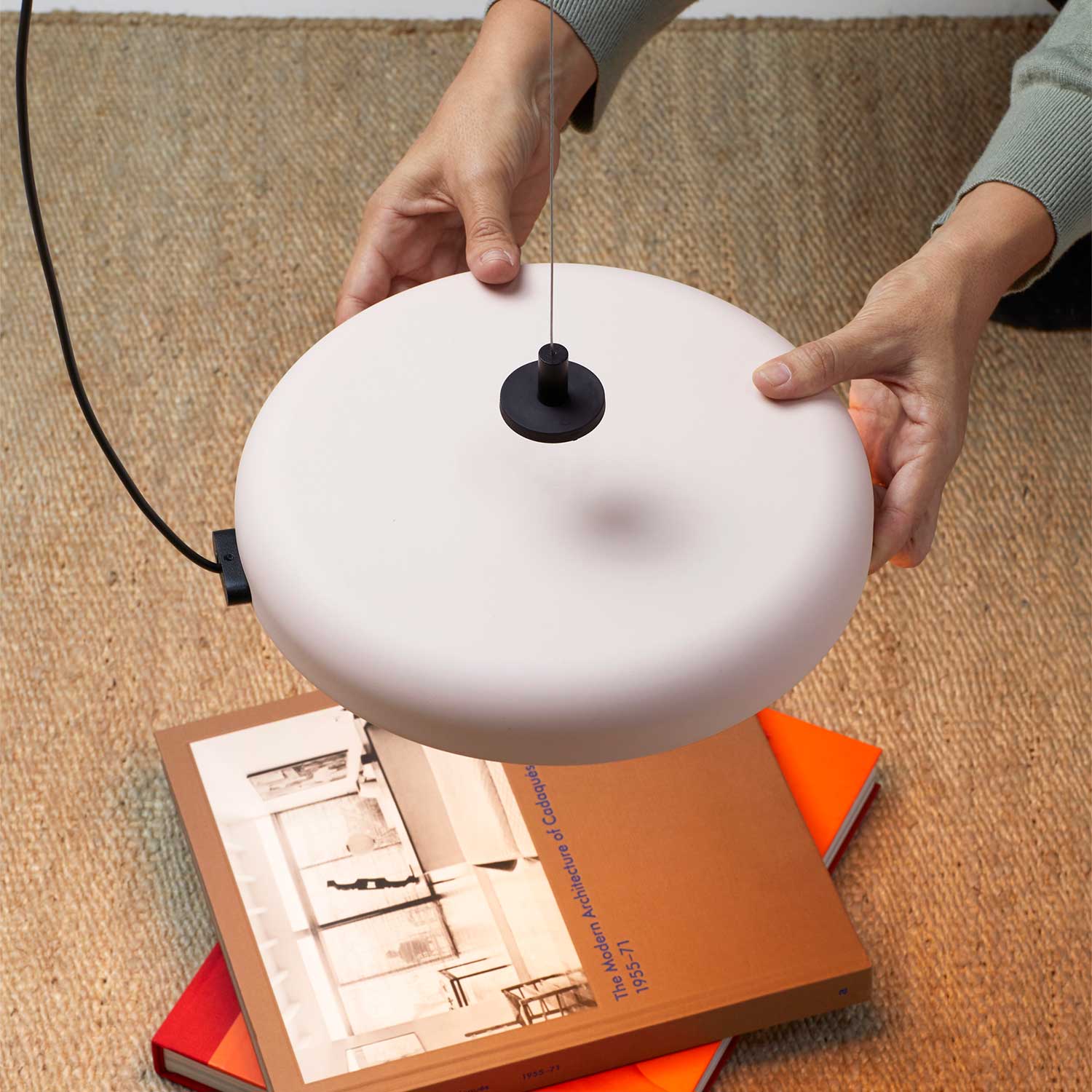 Mood - Круглая подвесная лампа из стали цвета нюд для современной спальни