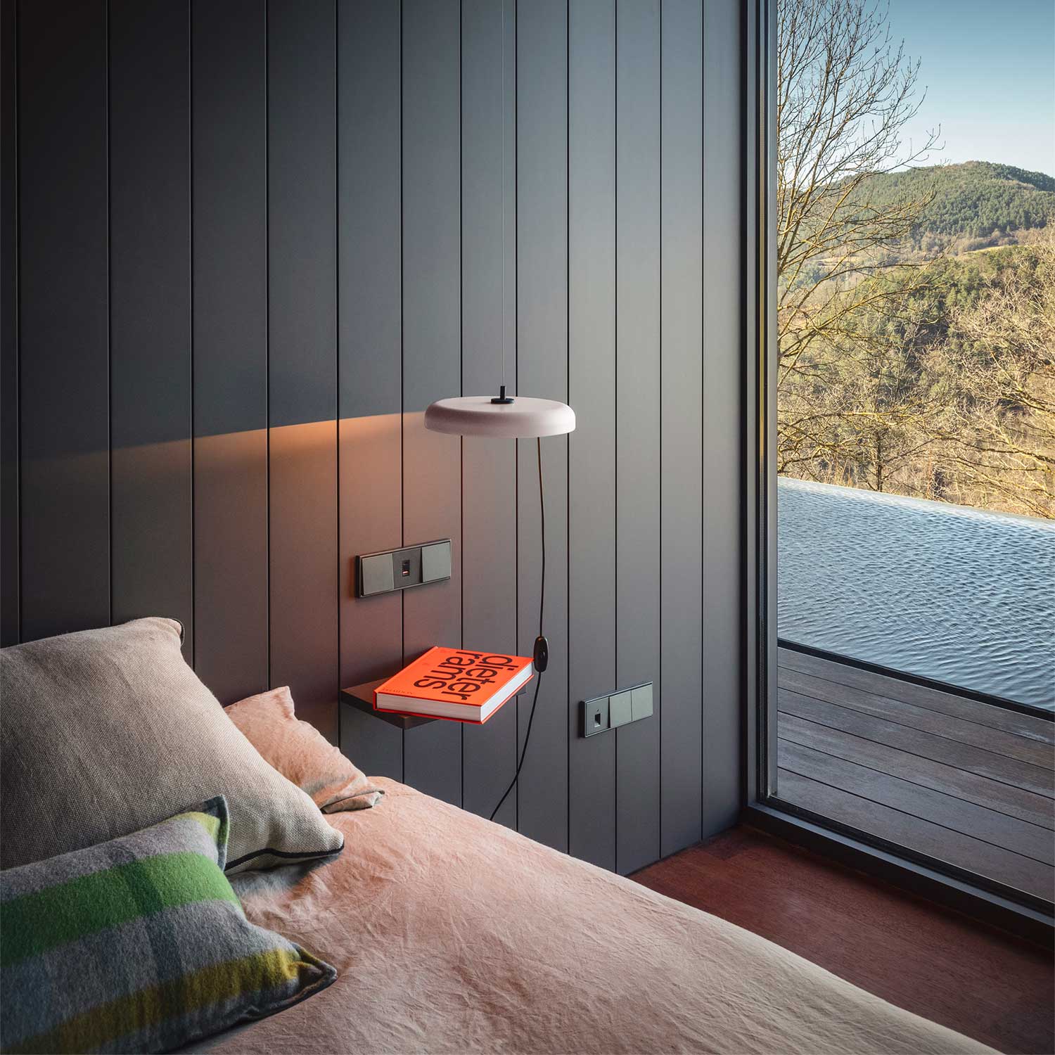 Mood - Круглая подвесная лампа из стали цвета нюд для современной спальни