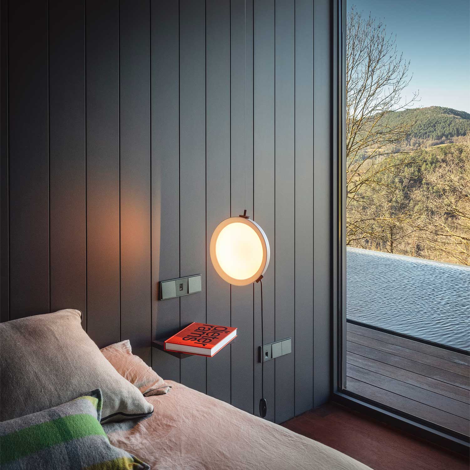 Mood - Круглая подвесная лампа из стали цвета нюд для современной спальни