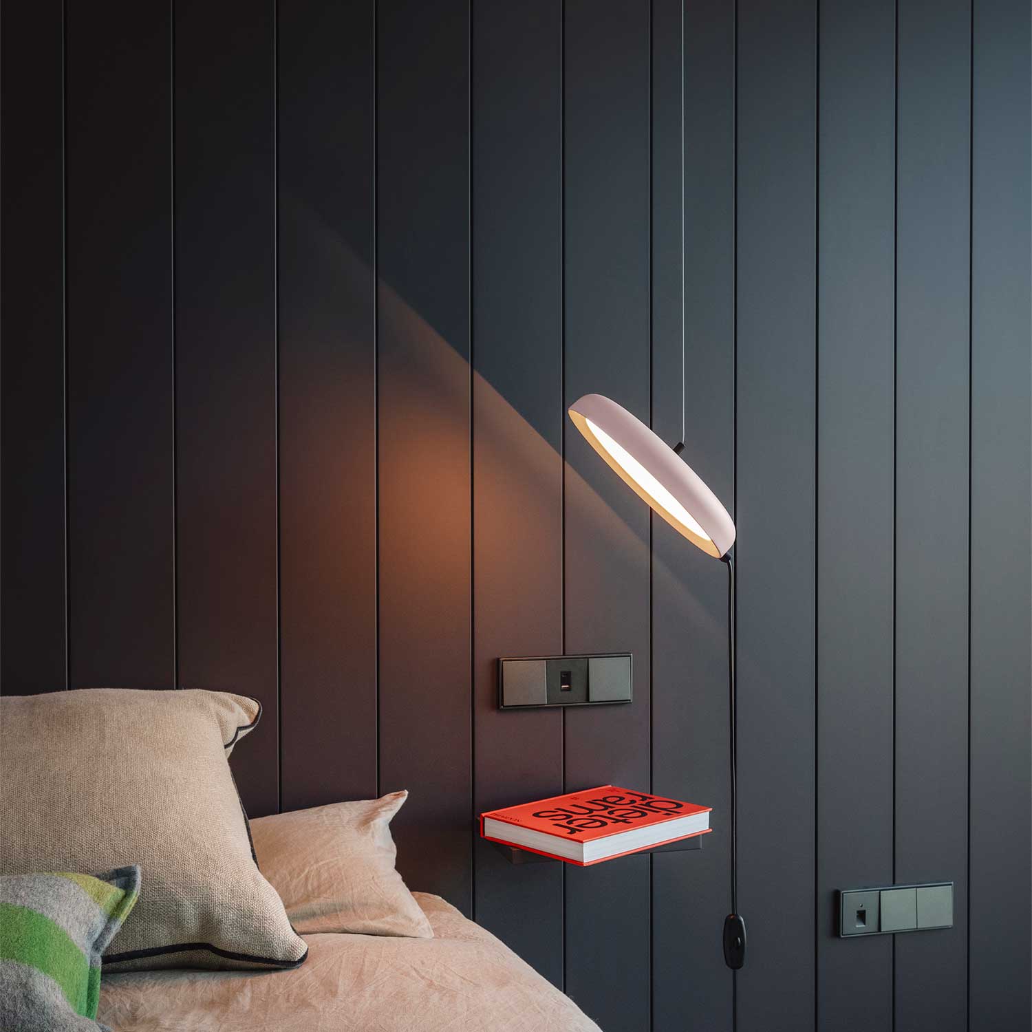 Mood - Круглая подвесная лампа из стали цвета нюд для современной спальни