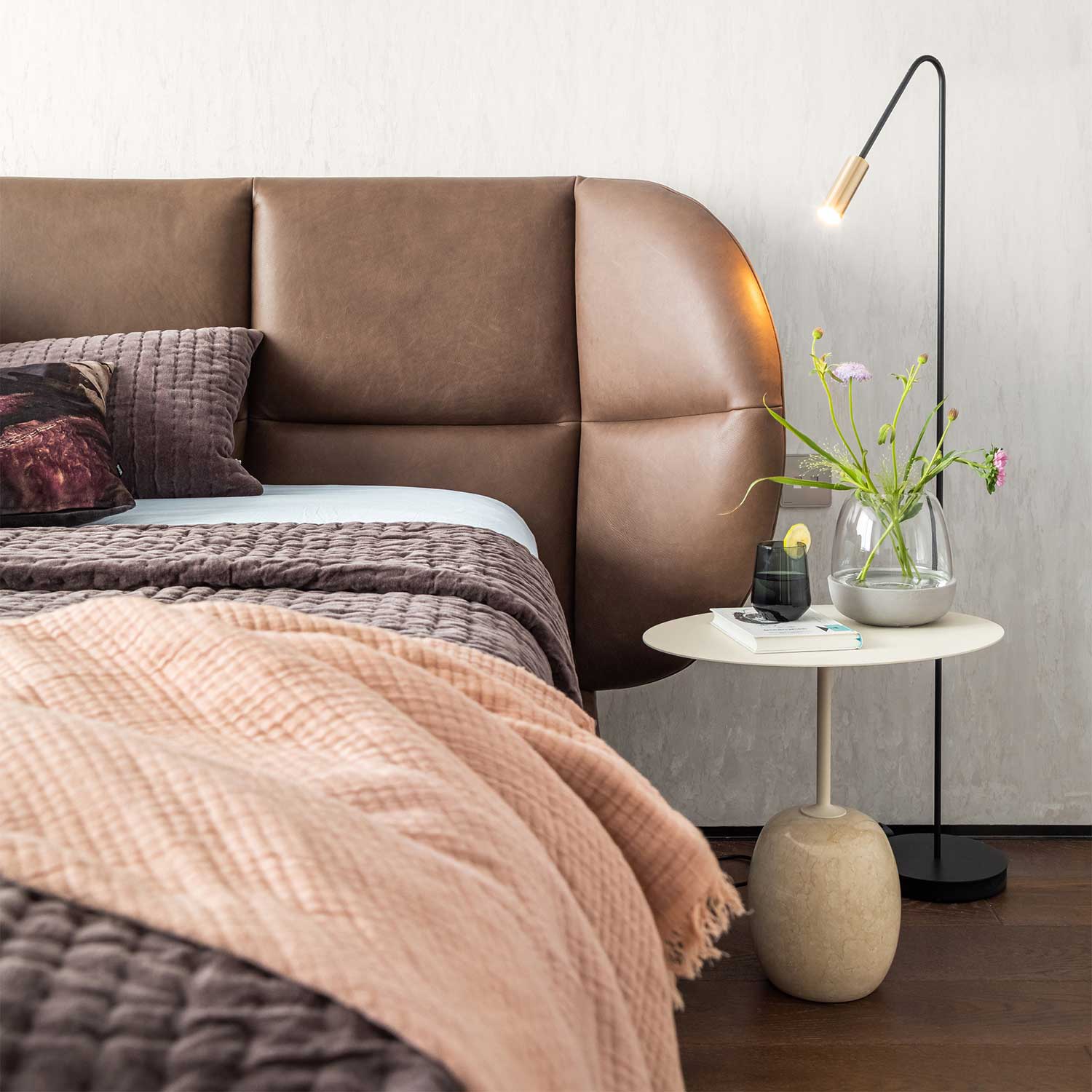 Volta - Lampada da terra in acciaio nero di design per soggiorno