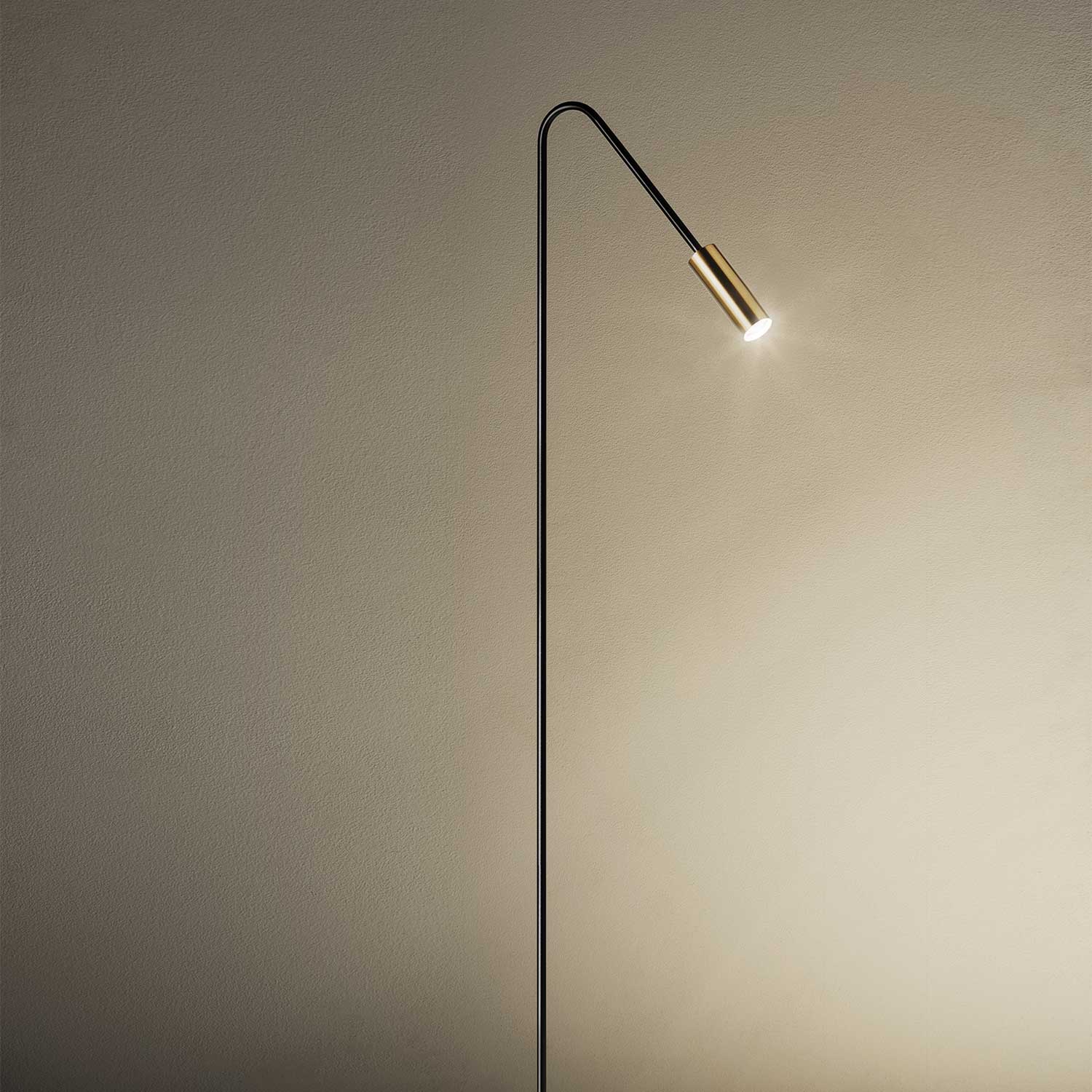 Volta - Lampada da terra in acciaio nero di design per soggiorno