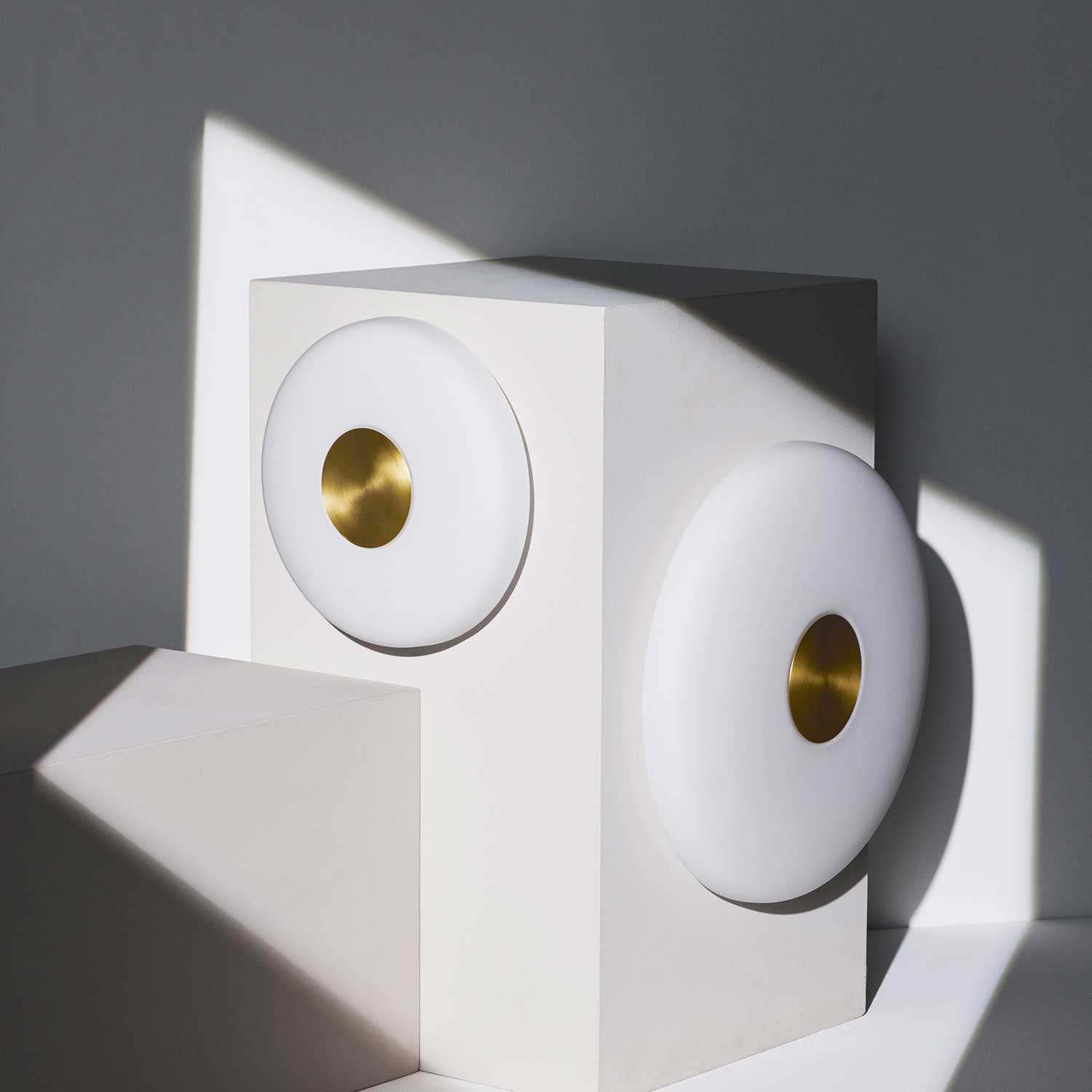 Glint - Круглое настенное дизайнерское бра из опалового стекла