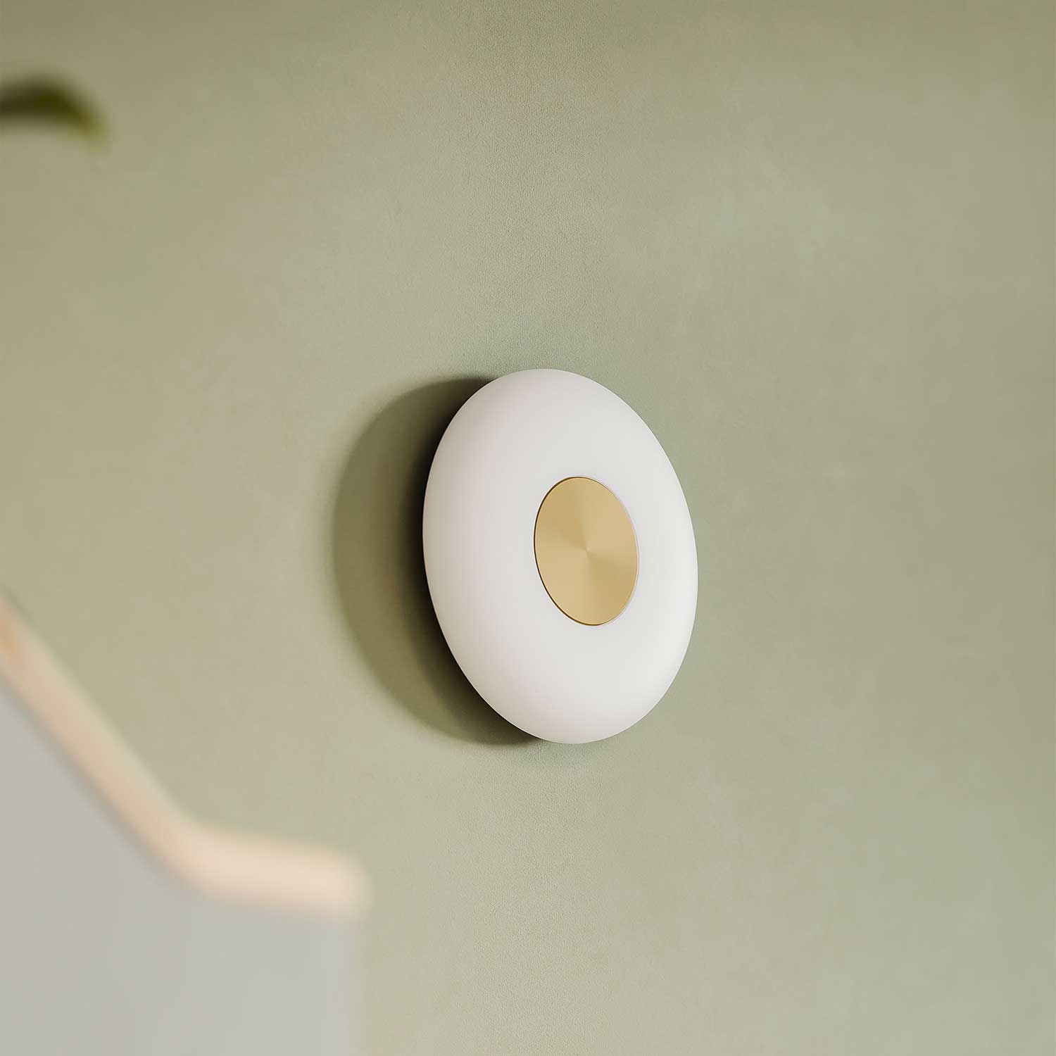 Glint - Круглое настенное дизайнерское бра из опалового стекла