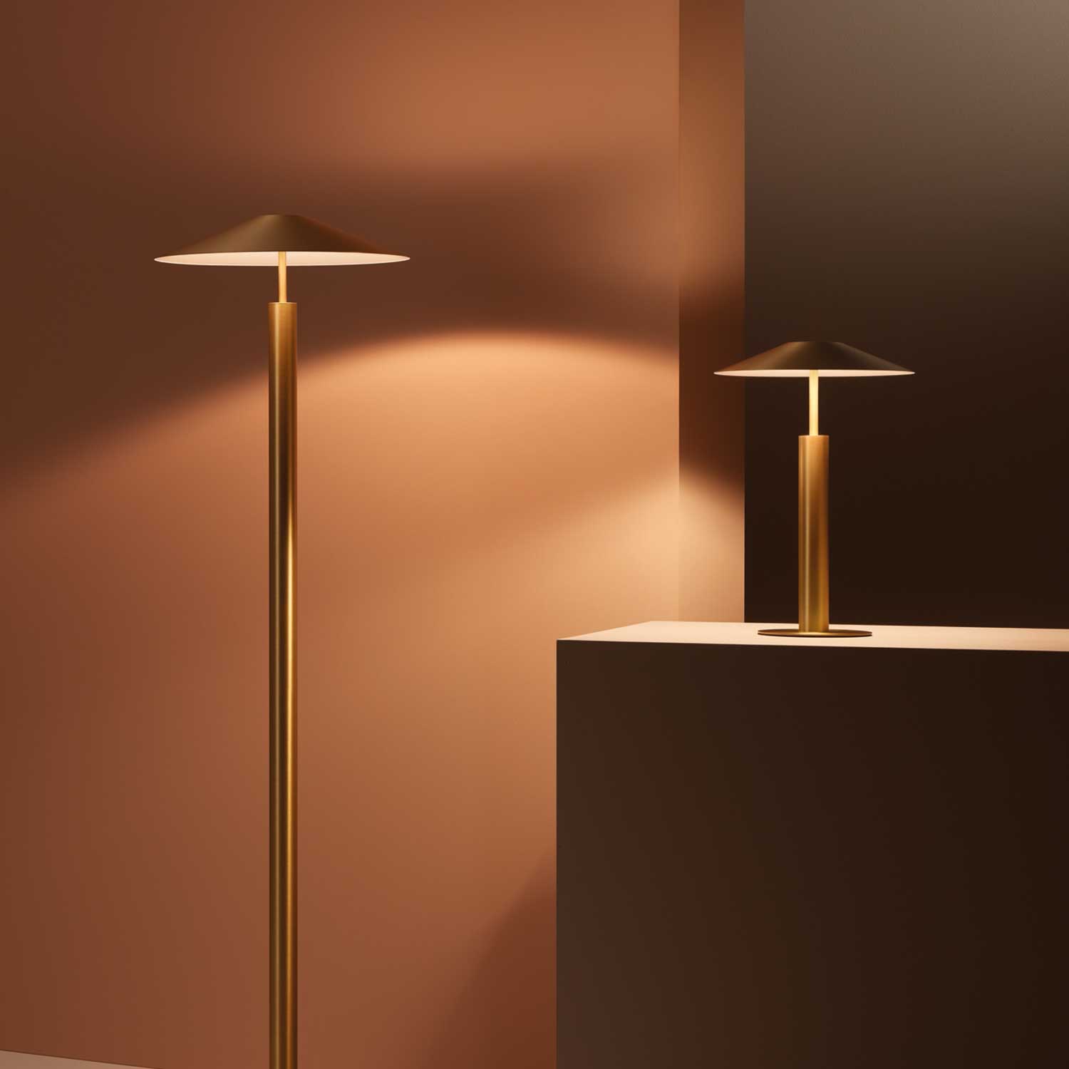 H - Vintage-style metal LED desk lamp