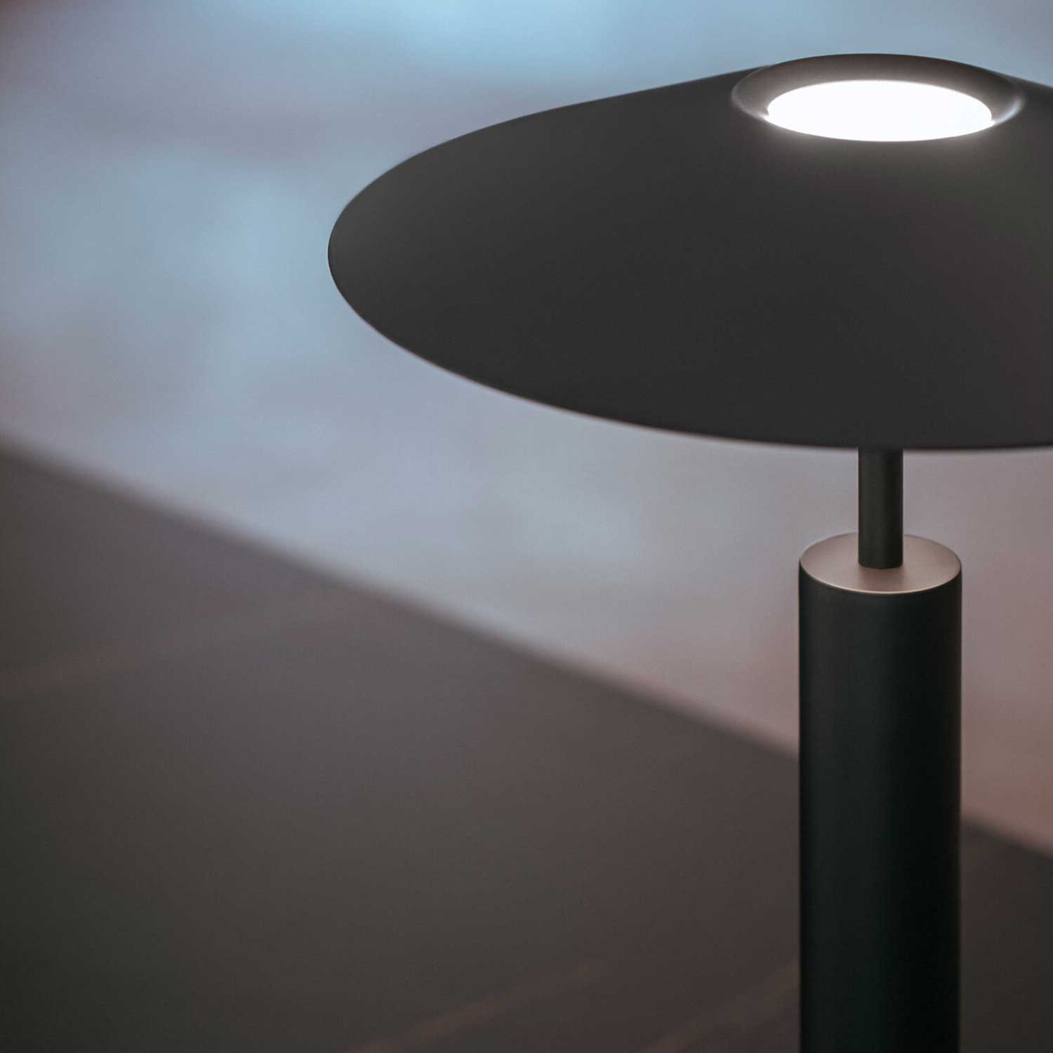 H - Vintage-style metal LED desk lamp