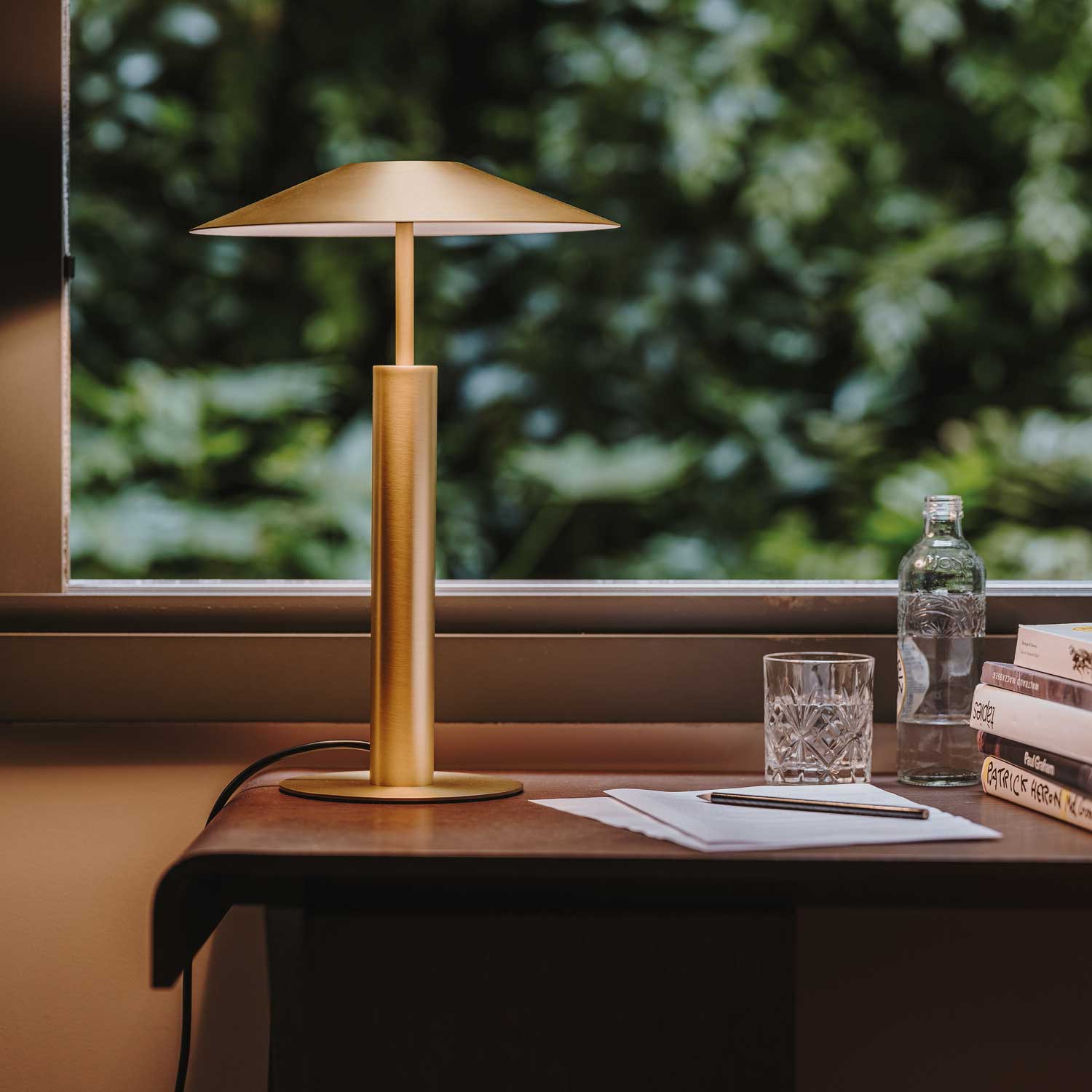 H - Vintage-style metal LED desk lamp