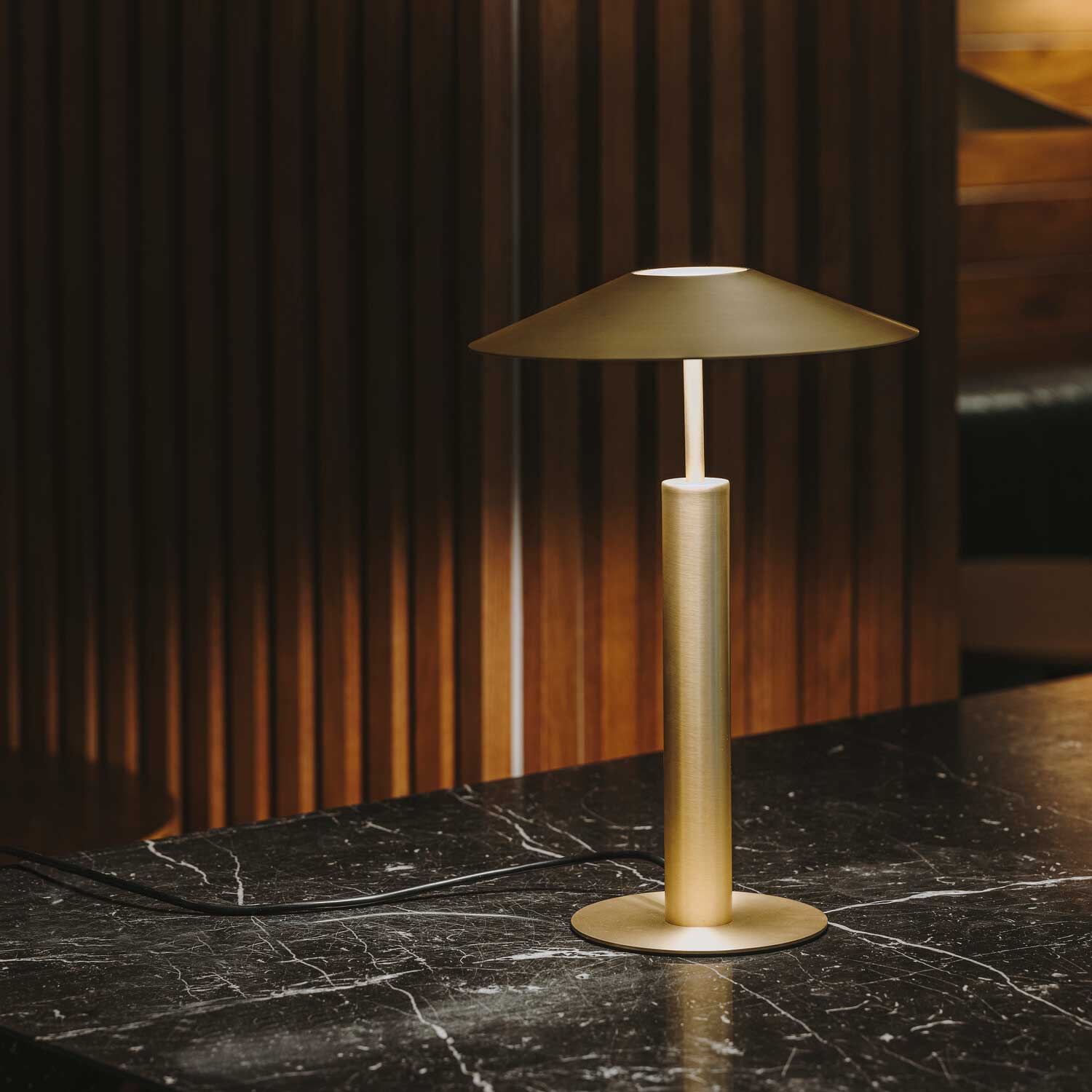 H - Vintage-style metal LED desk lamp