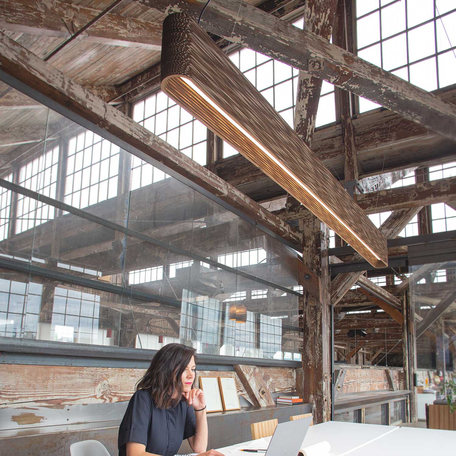 Hewn - Lámpara colgante LED de cartón para comedor de diseño