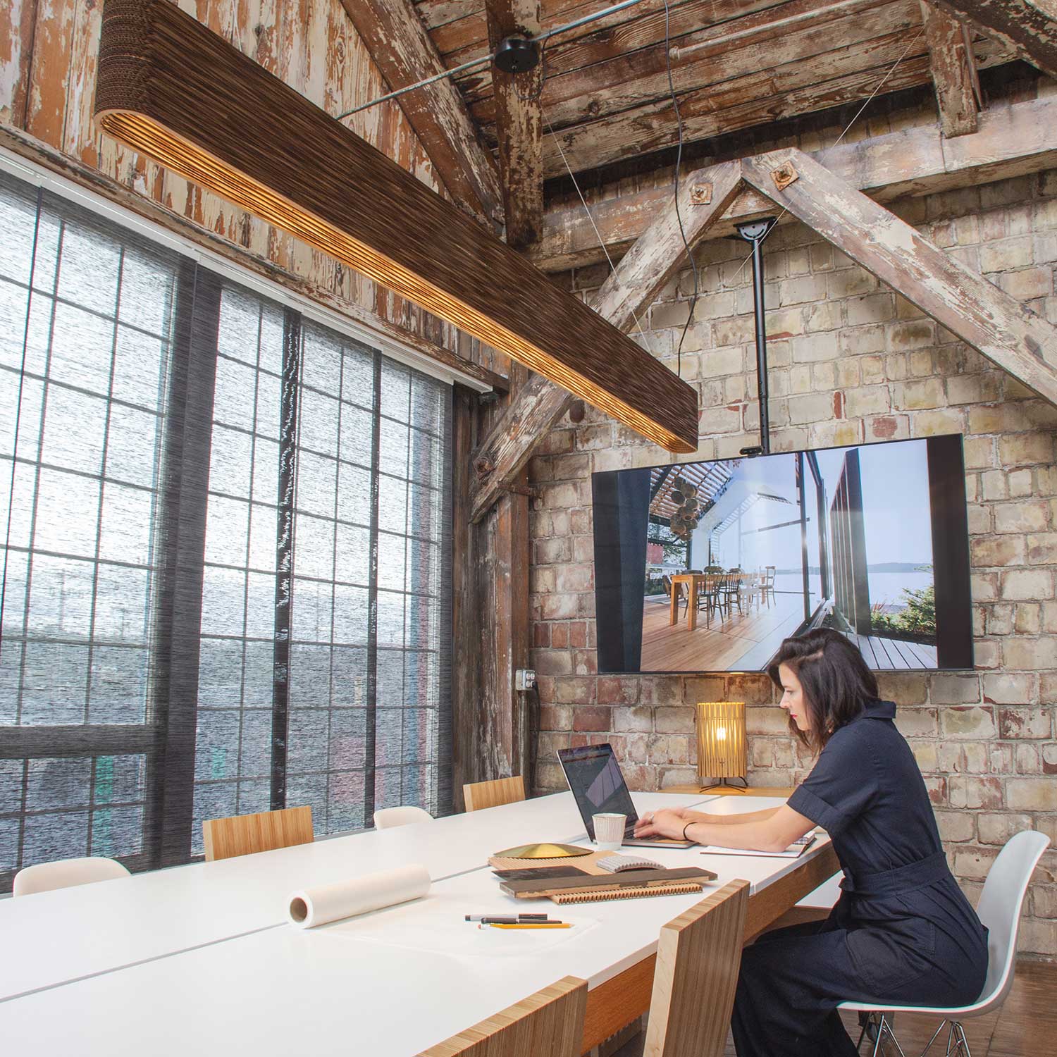 Hewn - Lámpara colgante LED de cartón para comedor de diseño