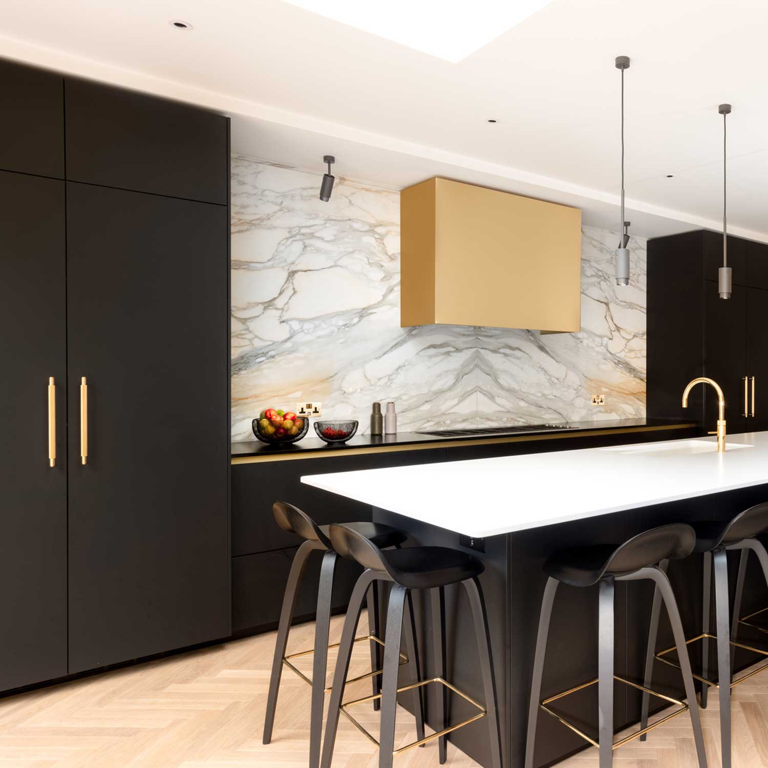 Exhaust Linear - Deckenstrahler schwenkbar aus Stahl im zeitgenössischen Design