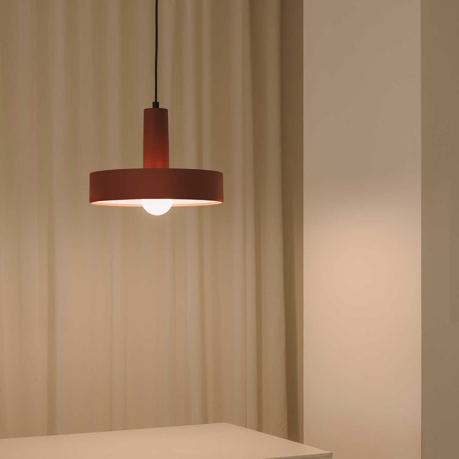 Keops - Lámpara colgante de metal de diseño colorido para cocina