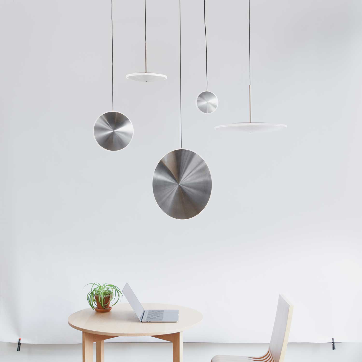 Chrona Dish h - Golden or steel LED suspension lamp for living room