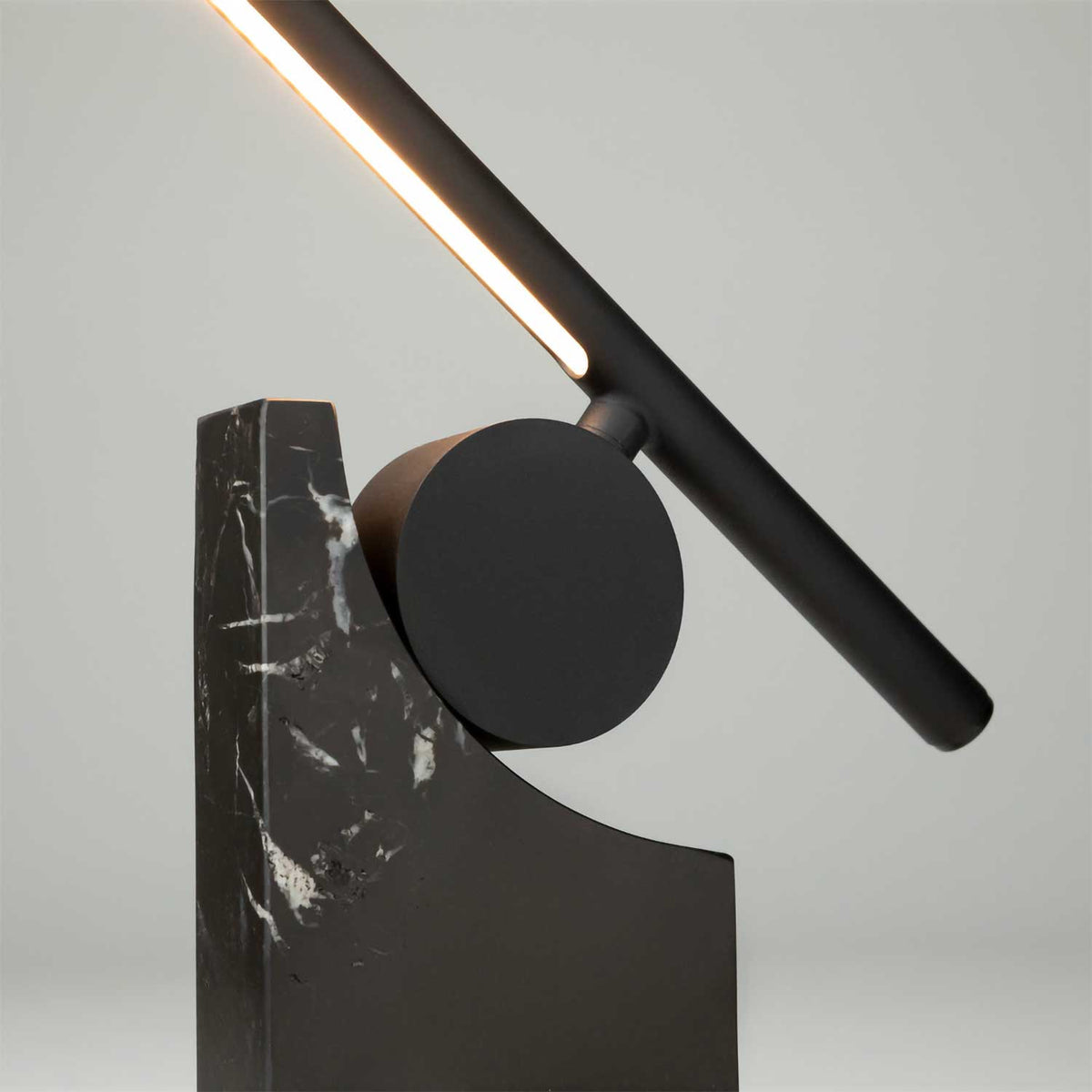 Monumento - Lampe à poser LED orientable en marbre et métal, style contemporain