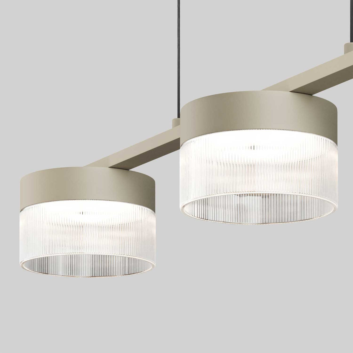 Olin - Suspension LED linéaire à trois diffuseurs en verre rainuré et métal, style contemporain