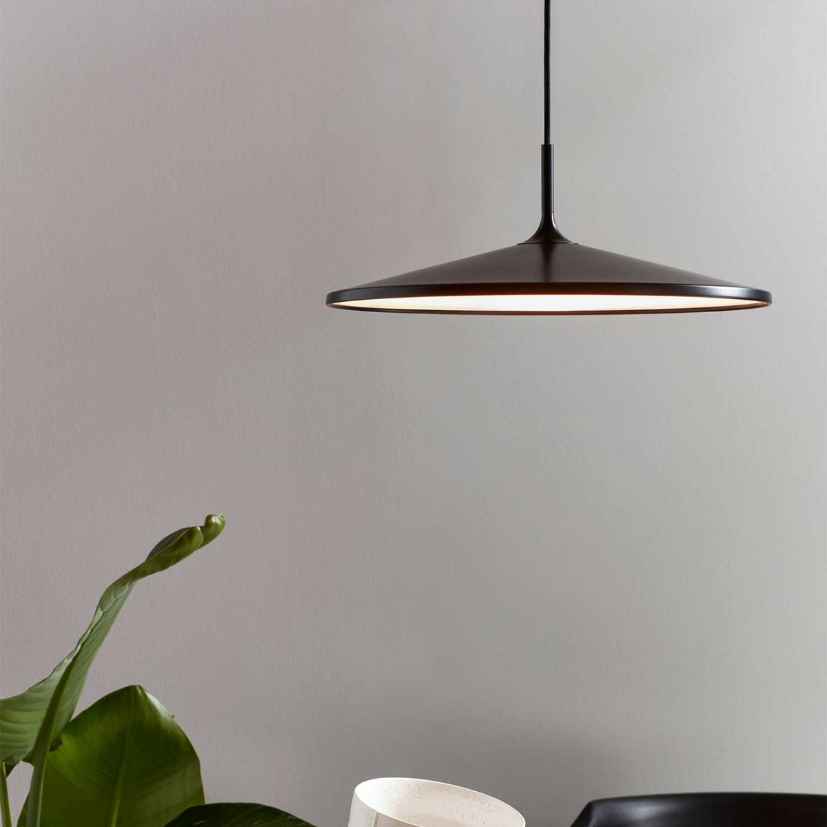 Balance - Suspension LED en métal noir avec diffuseur acrylique et variation, style scandinave