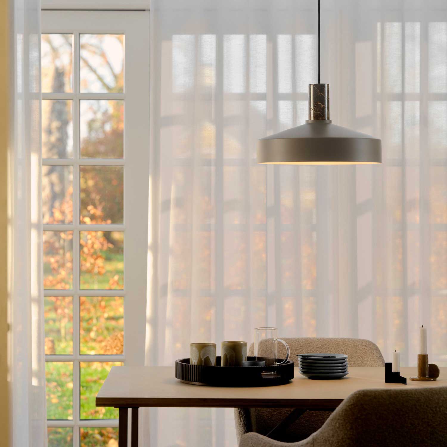 Elvas - Suspension design en acier et marbre pour salle à manger
