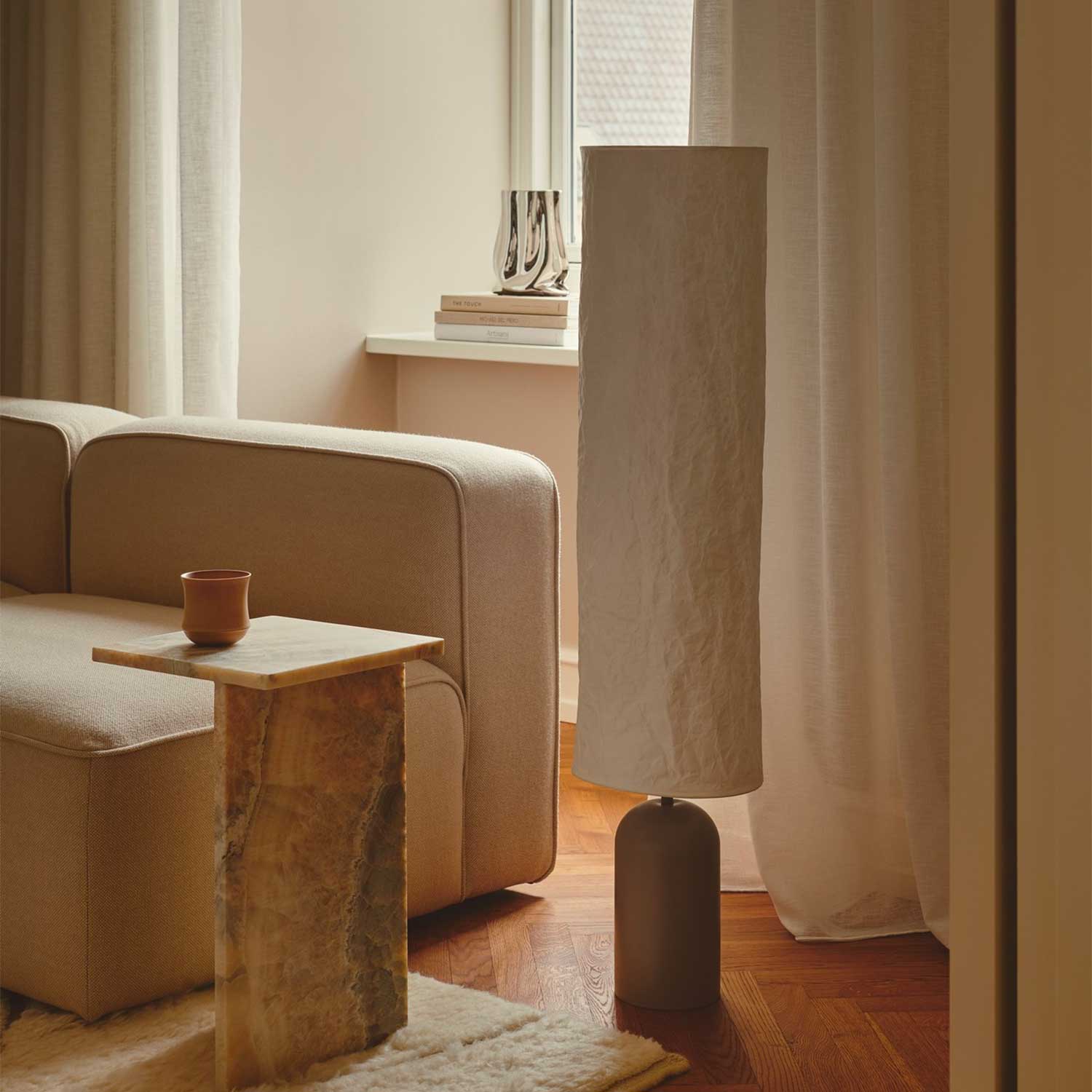 Talli - Lampadaire marron en tissu pour salon wabi-sabi