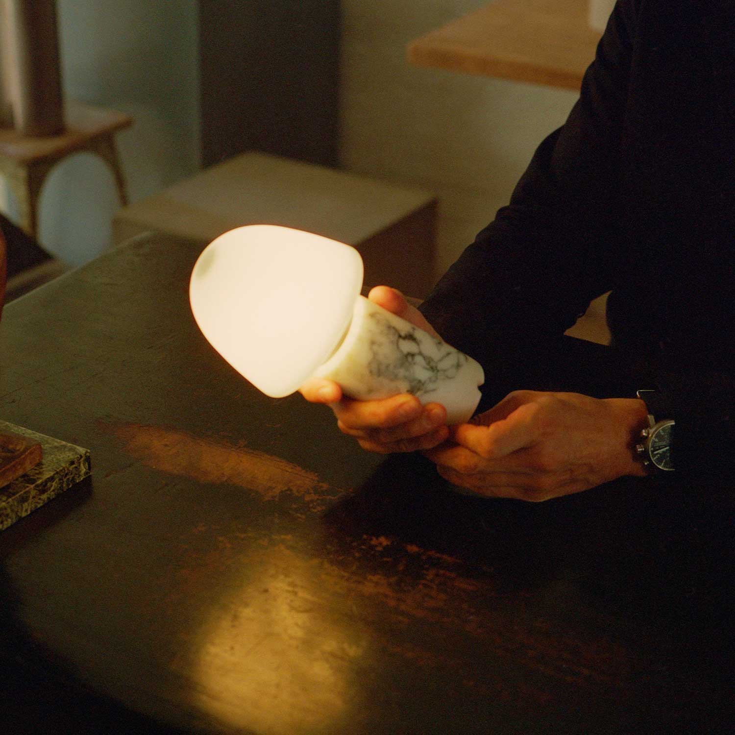 Fuse - Wireless design lamp in alabaster and brass