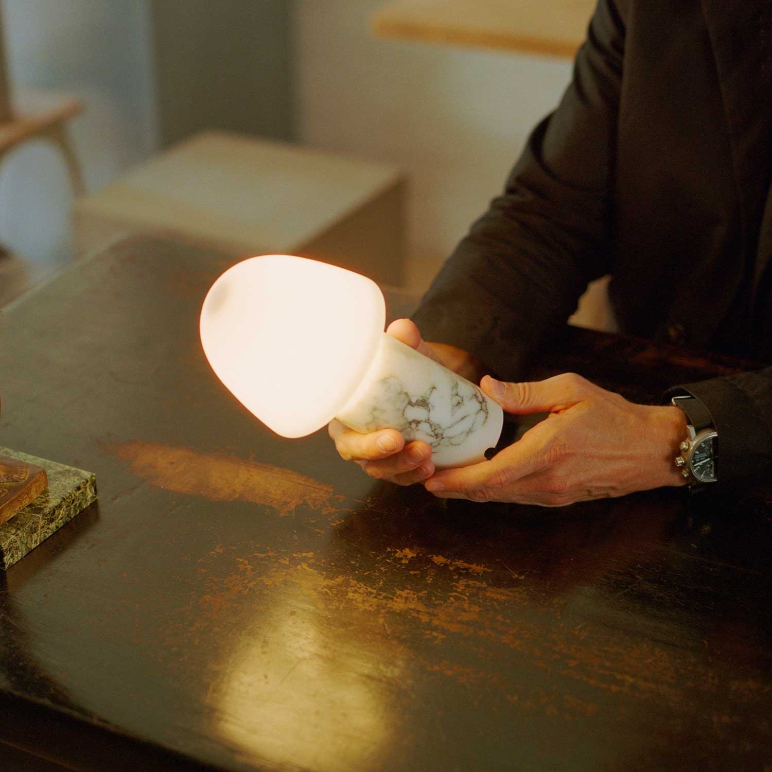 Fuse - Wireless design lamp in alabaster and brass