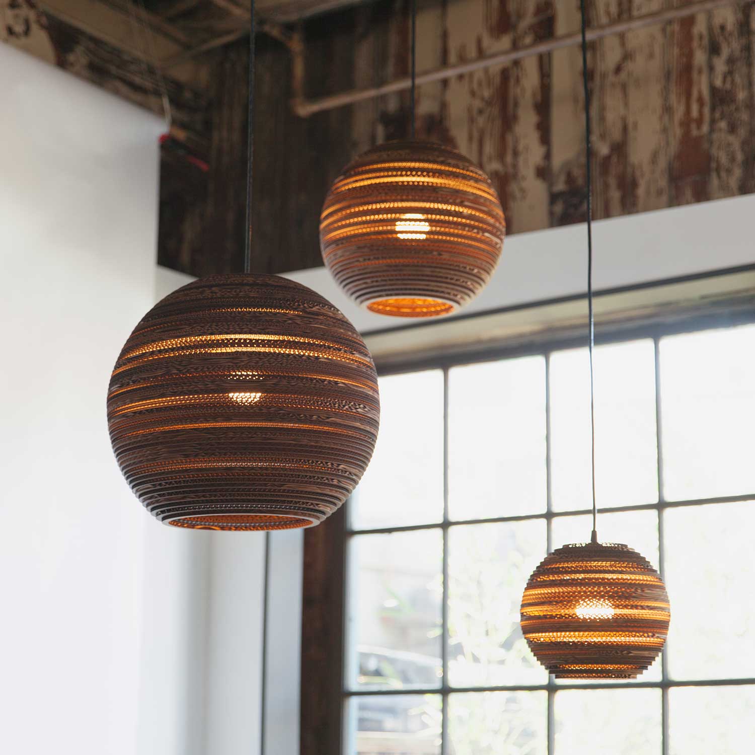 Scraplights Moon - Grande suspension boule en carton pour salon