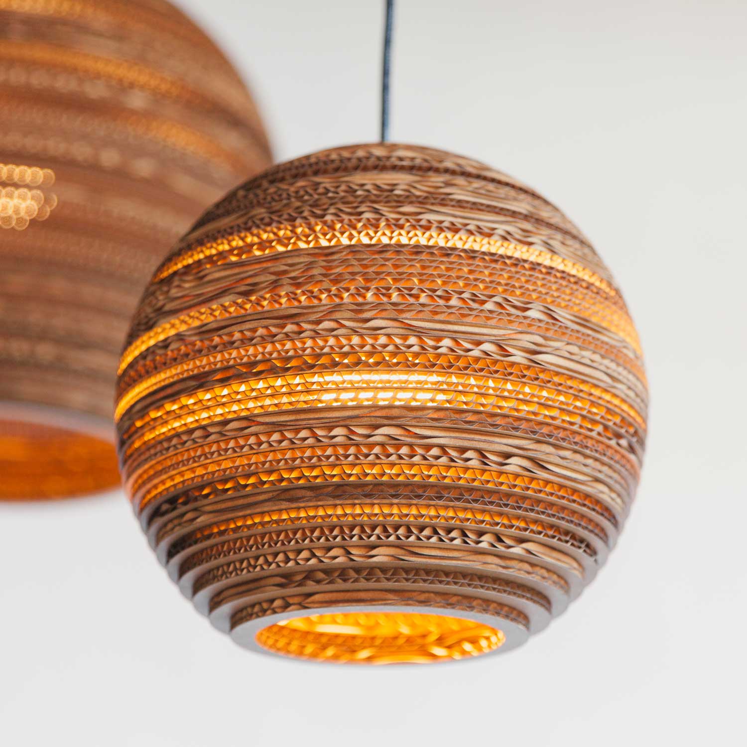 Scraplights Moon - Grande suspension boule en carton pour salon