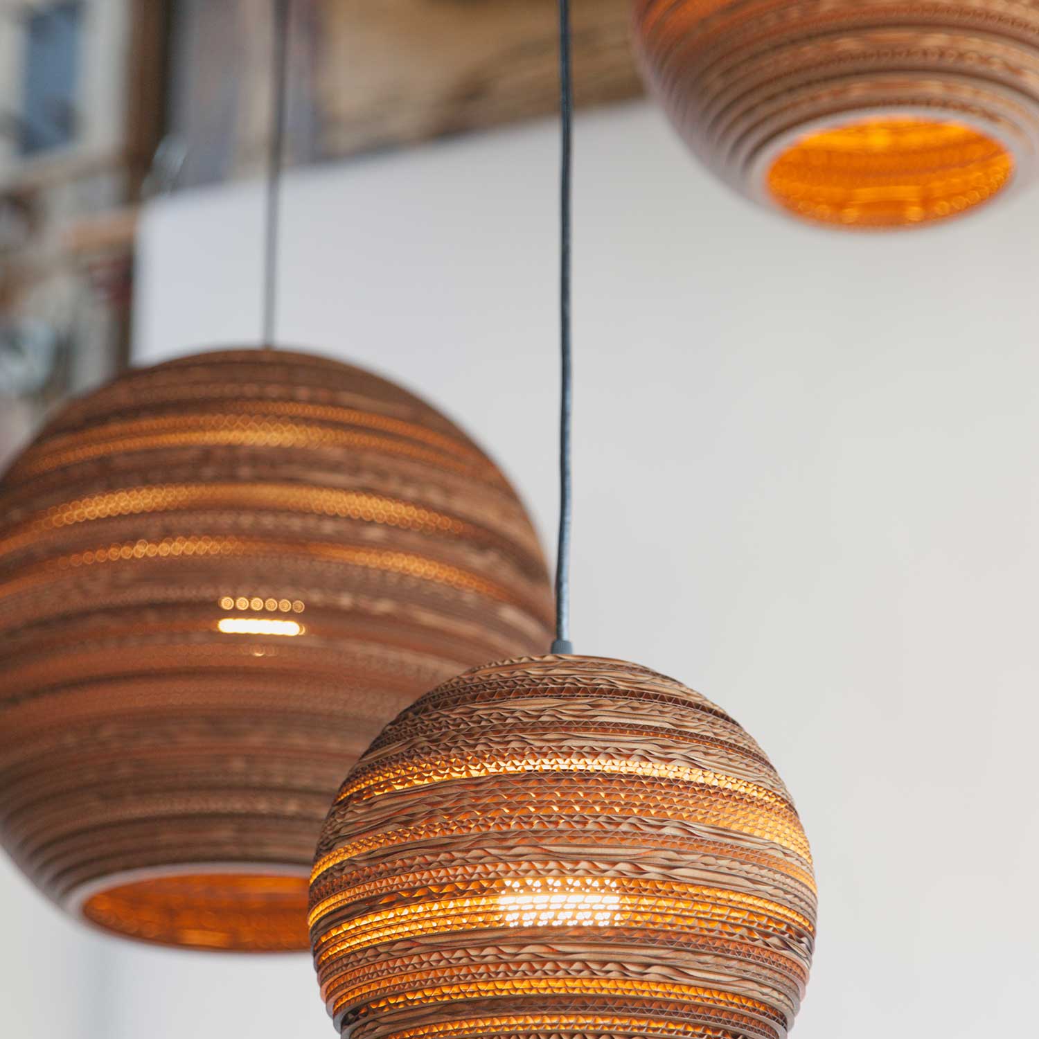 Scraplights Moon - Grande suspension boule en carton pour salon