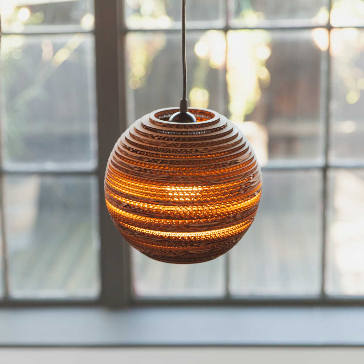 Scraplights Moon - Grande suspension boule en carton pour salon