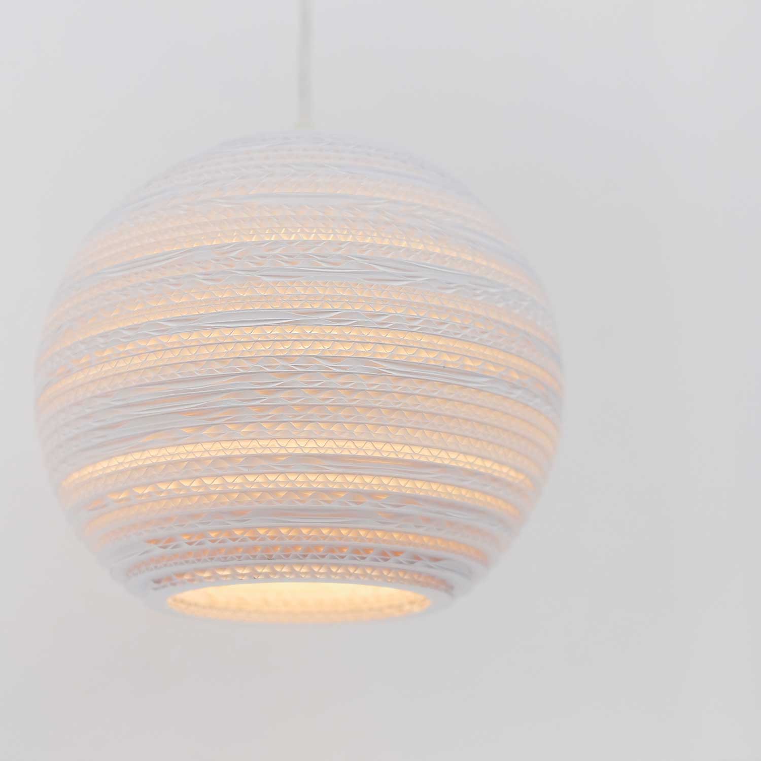 Scraplights Moon - Grande suspension boule en carton pour salon