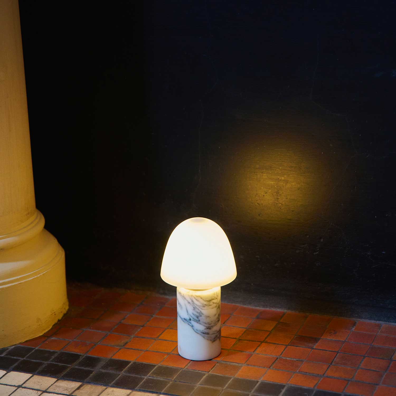 Fuse - Wireless design lamp in alabaster and brass