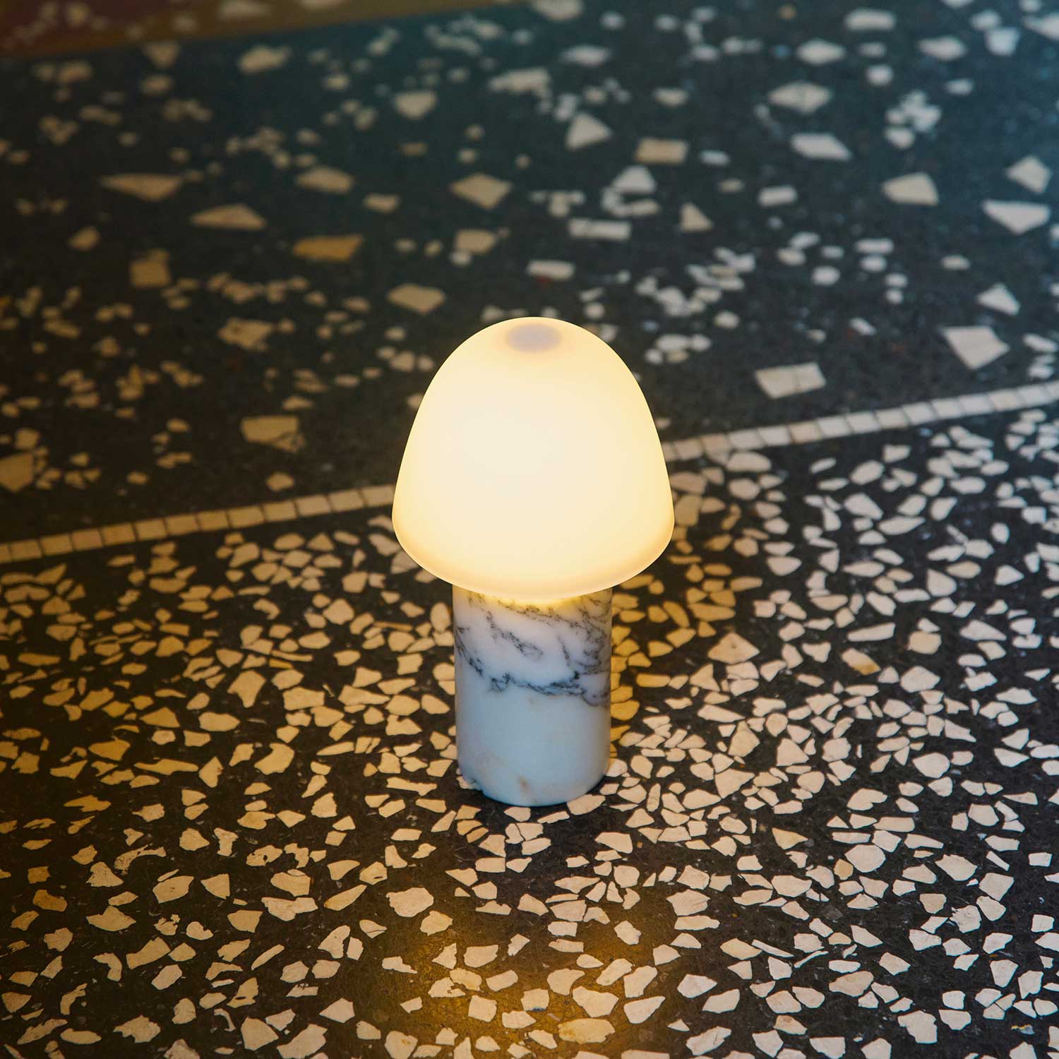 Fuse - Wireless design lamp in alabaster and brass