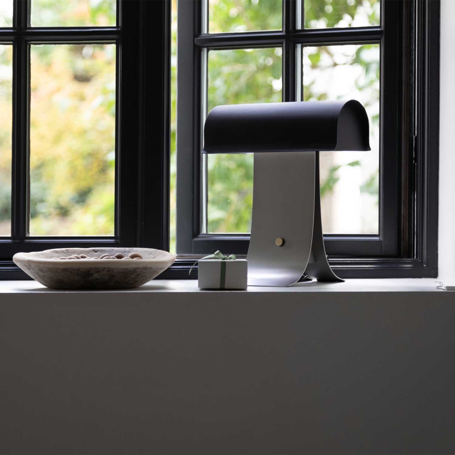 ARCHIVE - Vintage und Design Tischlampe aus Stahl